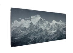 Durch Schatten gegossen von fallenden Schneeflocken