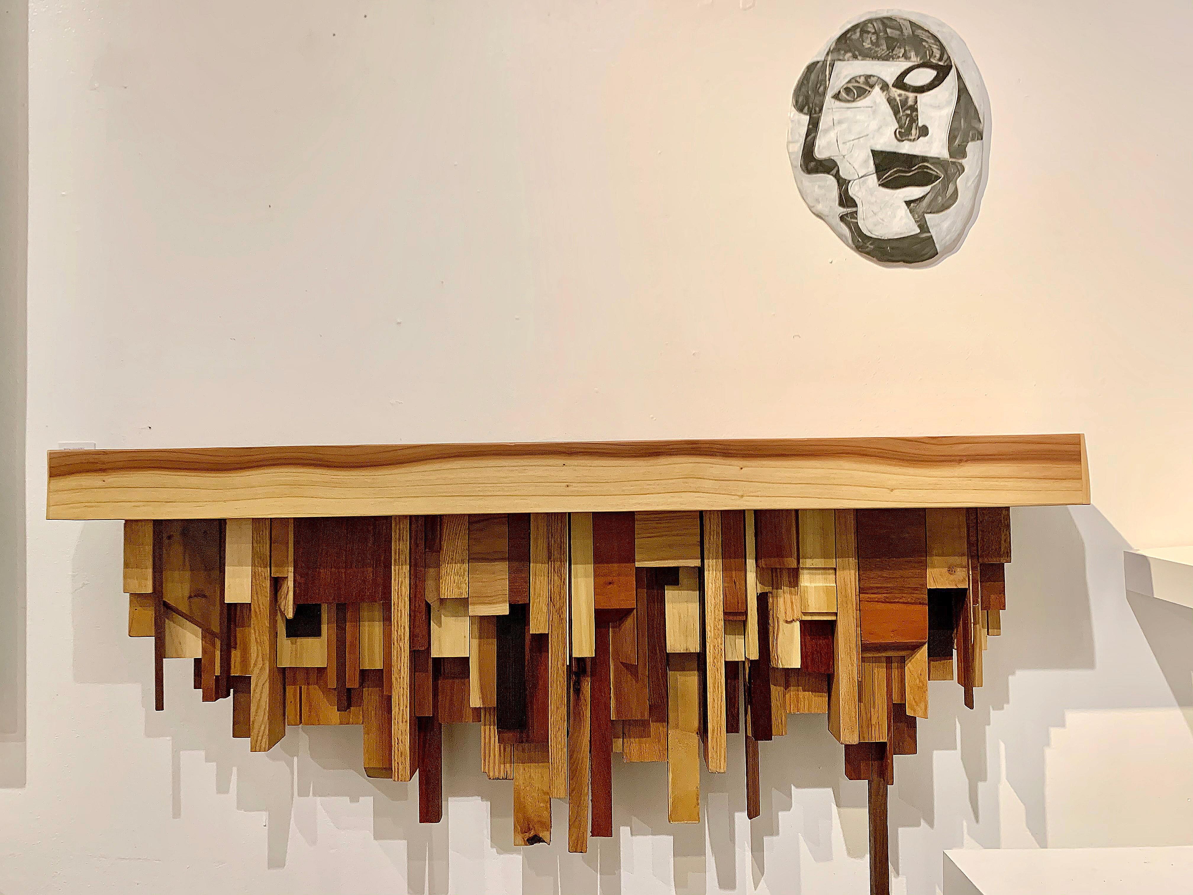 Mensola o caminetto in legno medio a tecnica mista dell'artista Ben Darby, 2020