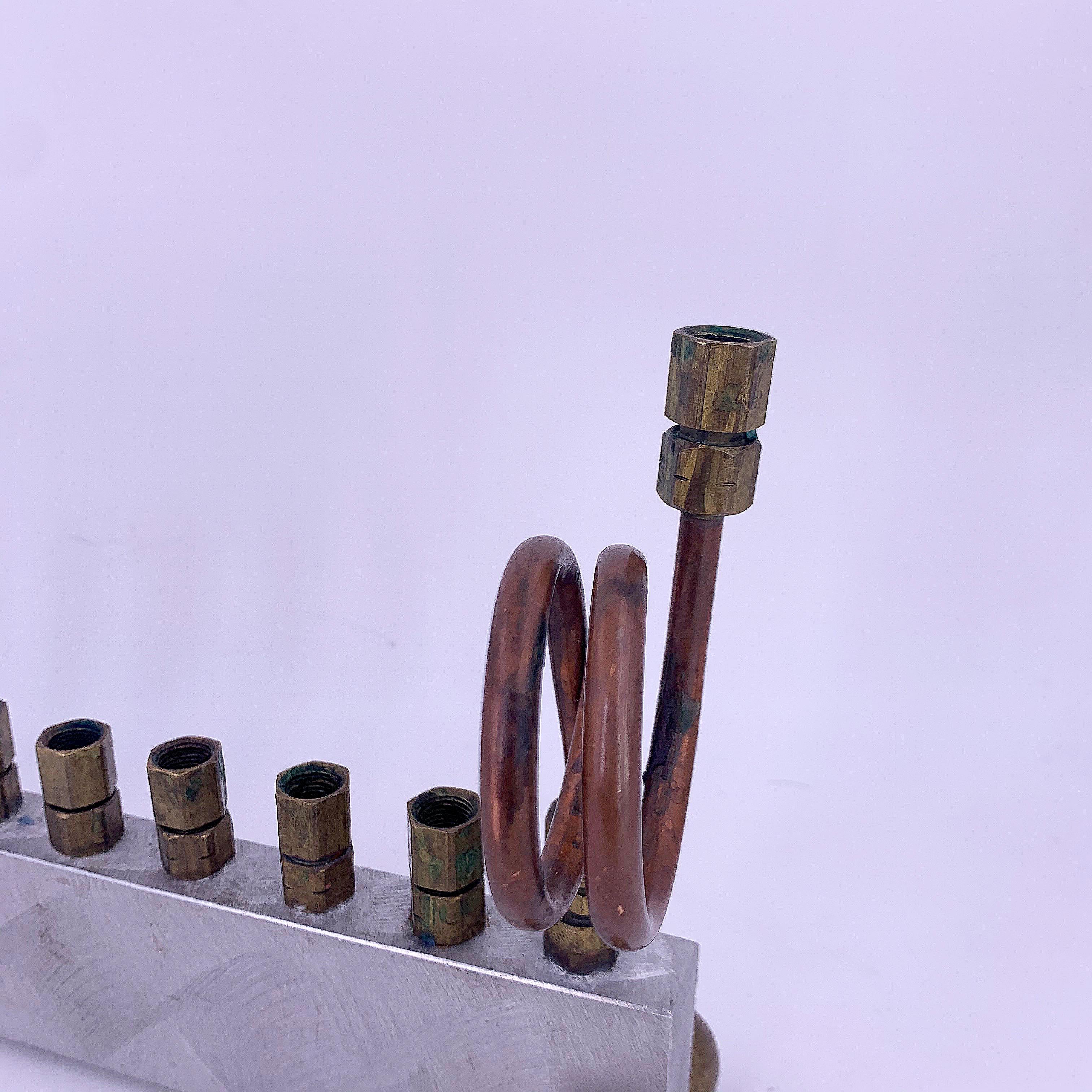 Menorah ou sculpture en aluminium et laiton en vente 2