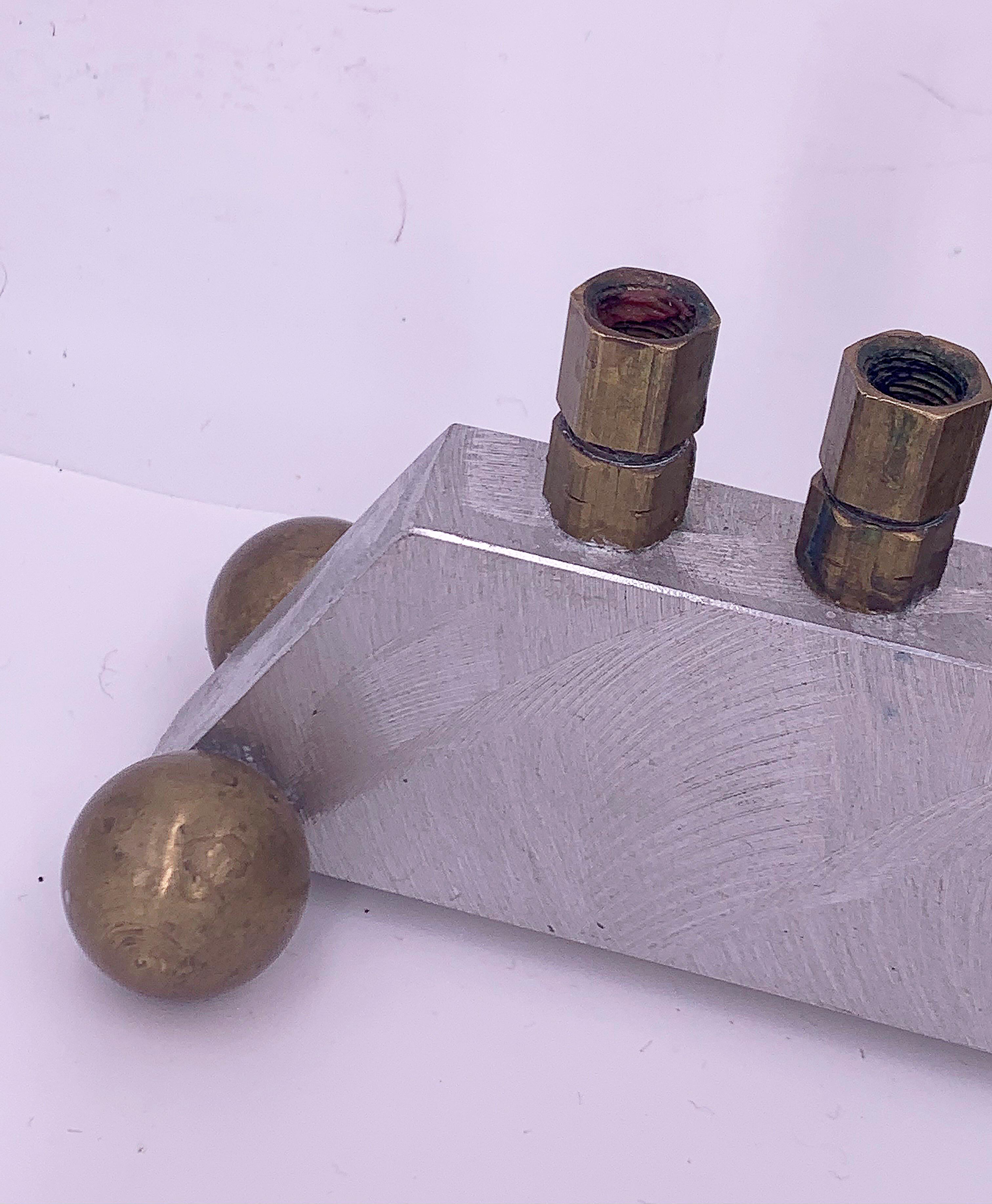 Menorah ou sculpture en aluminium et laiton en vente 8
