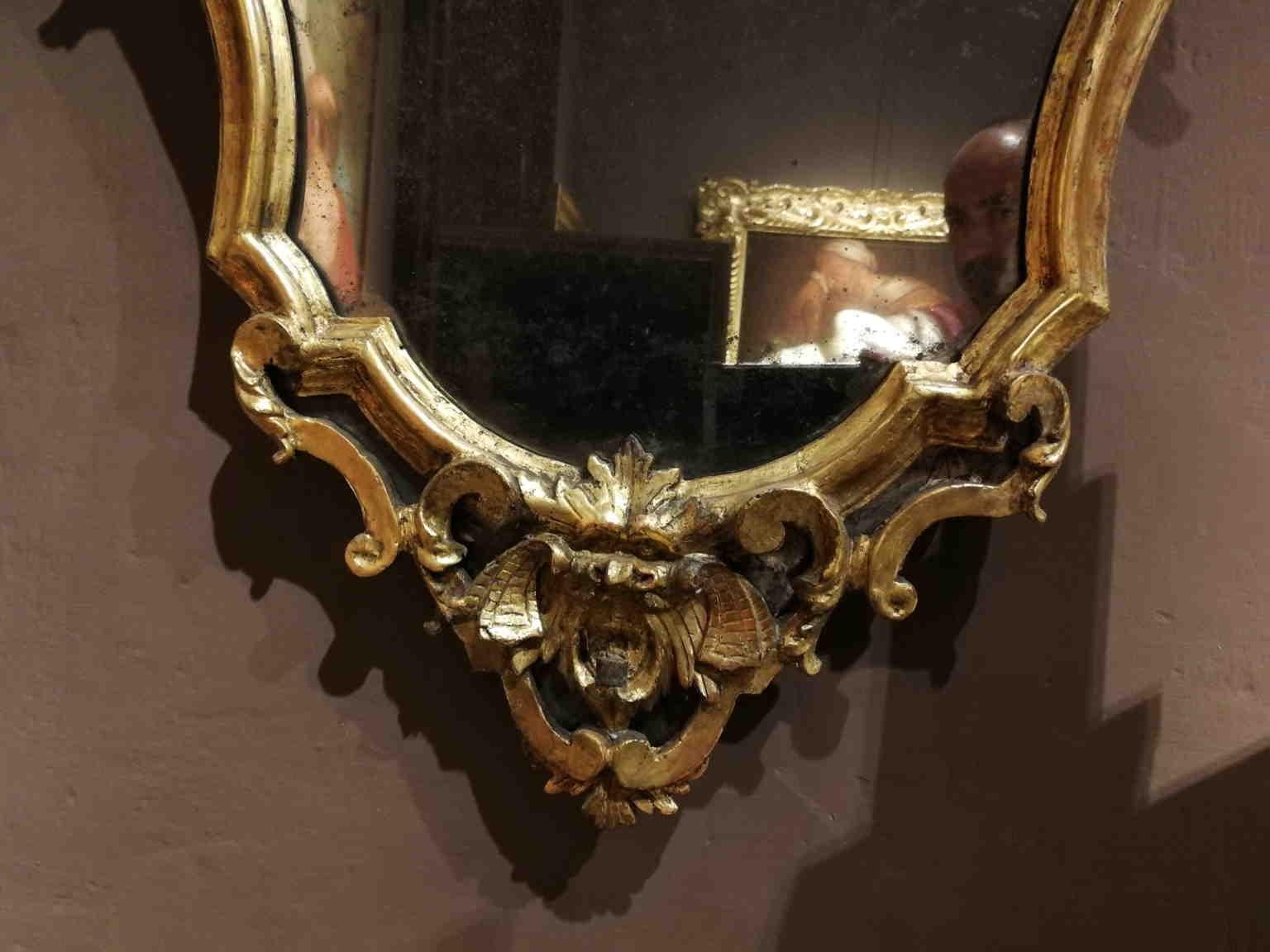 A pair of Tuscan Rococo mirrors gilded carved wood glass For Sale 7