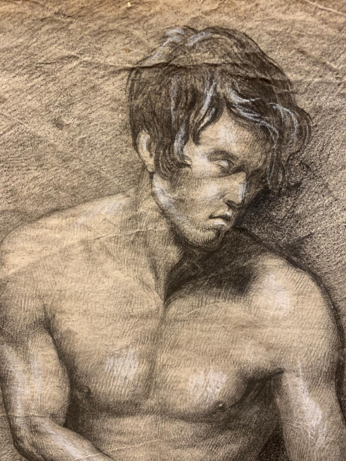 This “Academia” (pencil and white lead on paper, 48 x 32,5 cm) is the kind of study from live that was the most frequent way of training in Arts Academies since the 18th century.
The guy is depicted fully naked, with a vigorous and muscled body,
