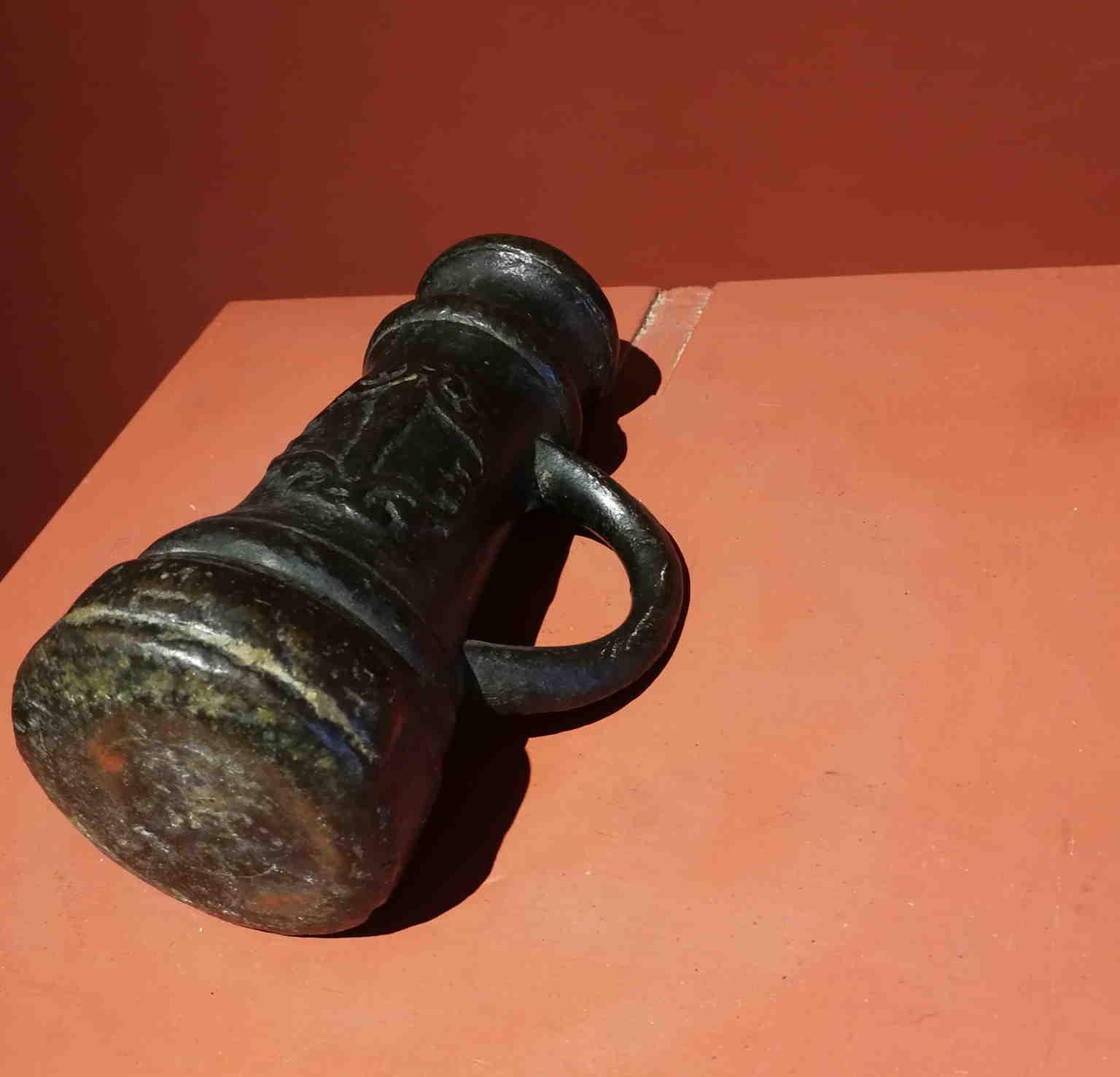 Mannerisme des cheminées en bronze italiennes en forme de gratte-feu en mortier 17ème siècle en vente 3