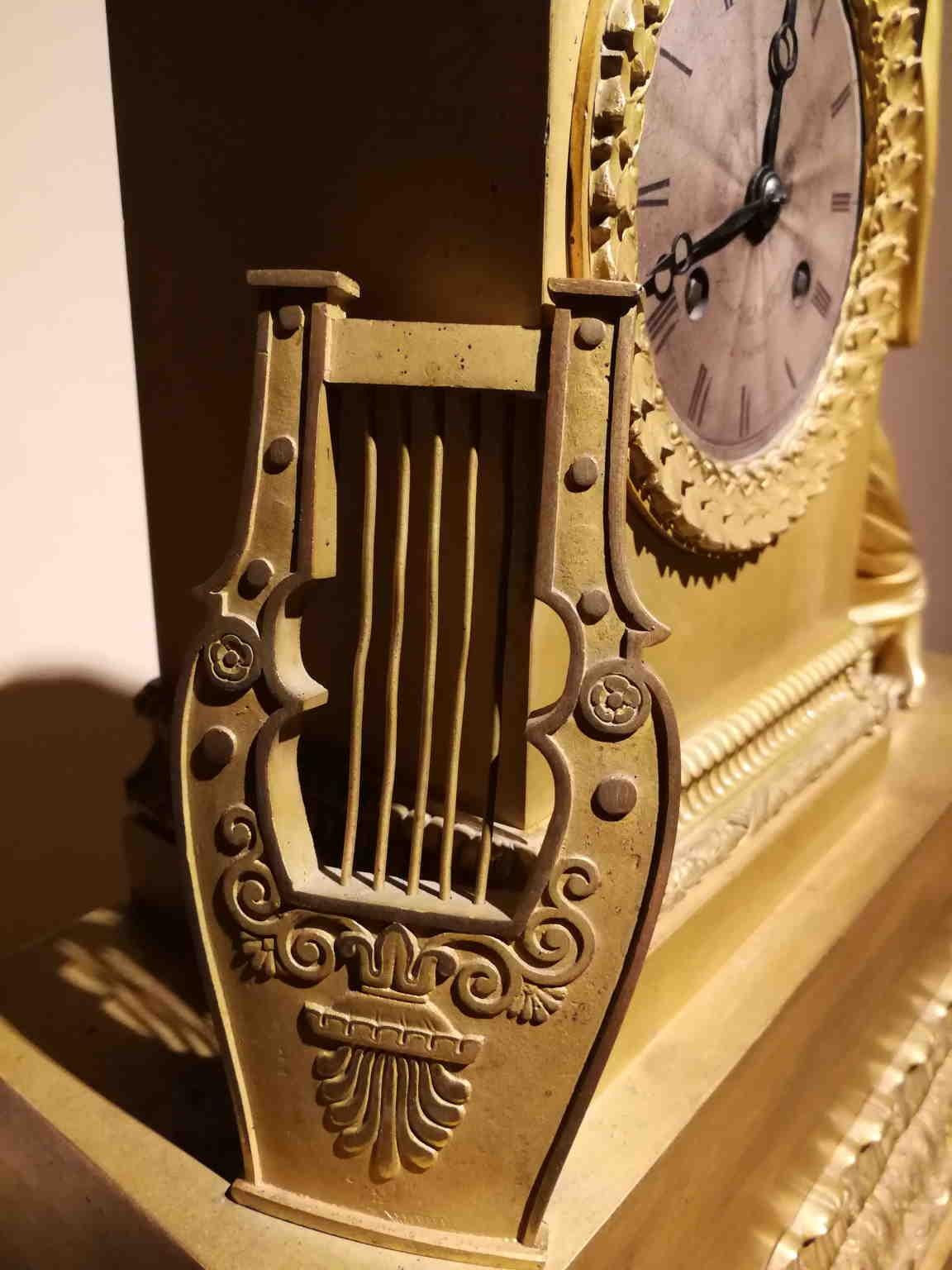 Französische kaiserliche neoklassizistische Kaminuhr aus der Schweiz, 19. Jahrhundert im Angebot 6