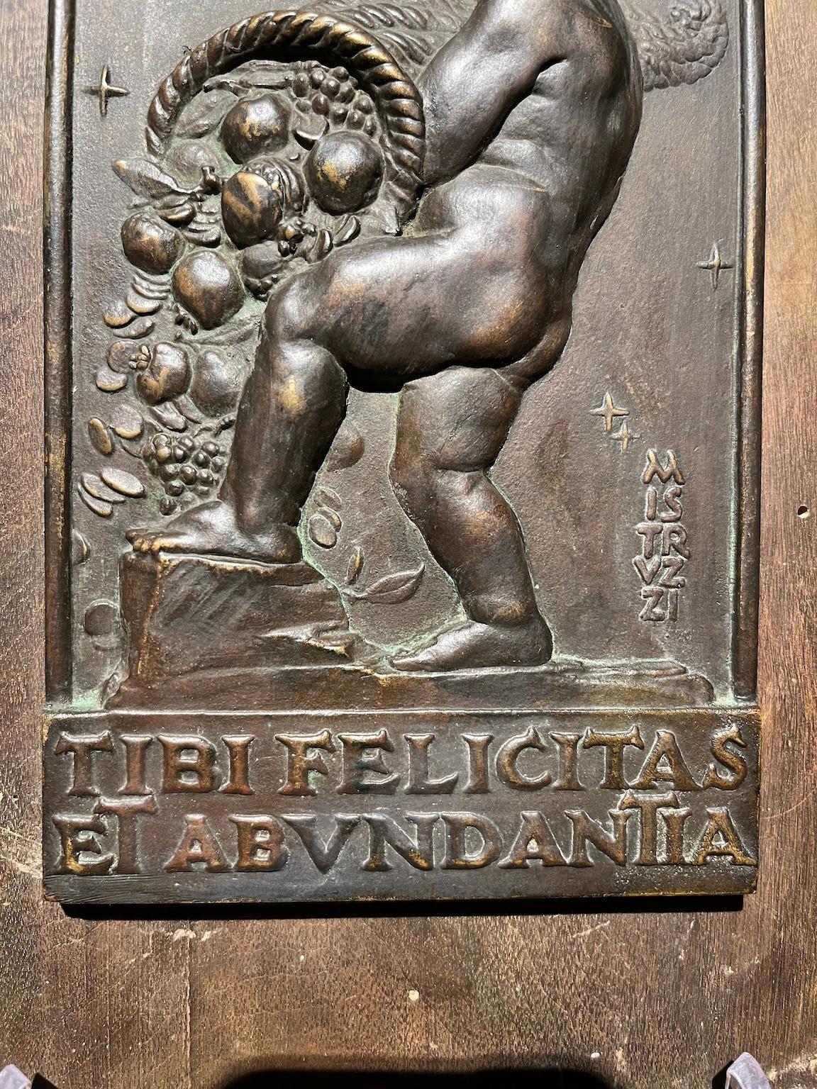 Bas-relief allégorique en bronze et bois avec putto et corne d'abondance - Autres styles artistiques Art par Aurelio Mistruzzi