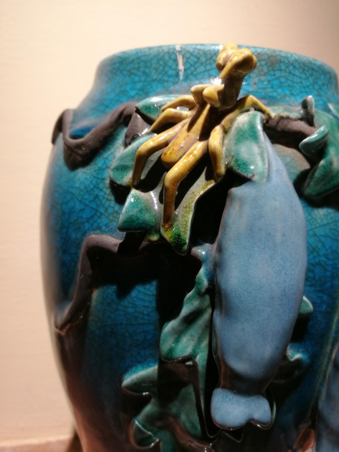 Vaso in ceramica smaltata azzurra (h 33 cm, piede 13 cm, bocca 22 cm)  raffigurante rami di edera, campanule azzurre e una cavalletta.
Proveniente da una manifattura di Salerno attiva alla metà del secolo scorso.