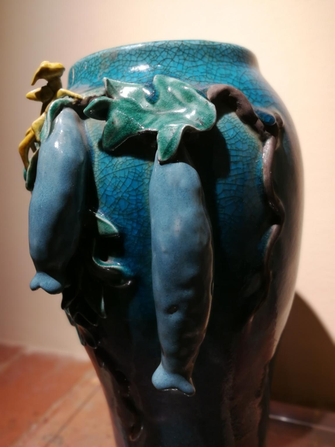 Vaso de Salerno smaltata azzurra a tema floreale  en vente 1