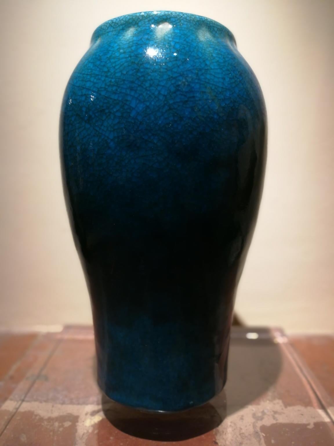 Vaso in ceramica di Salerno smaltata azzurra a tema floreale  For Sale 2