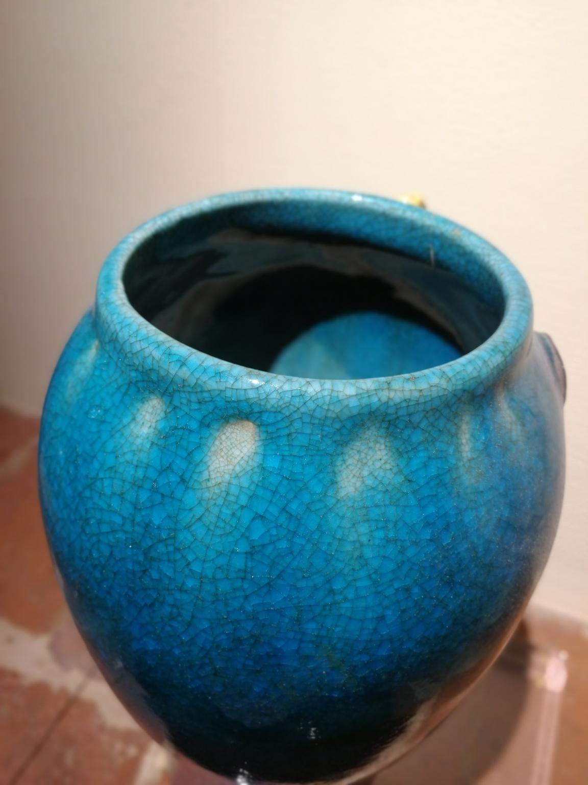 Vaso in ceramica di Salerno smaltata azzurra a tema floreale  For Sale 3