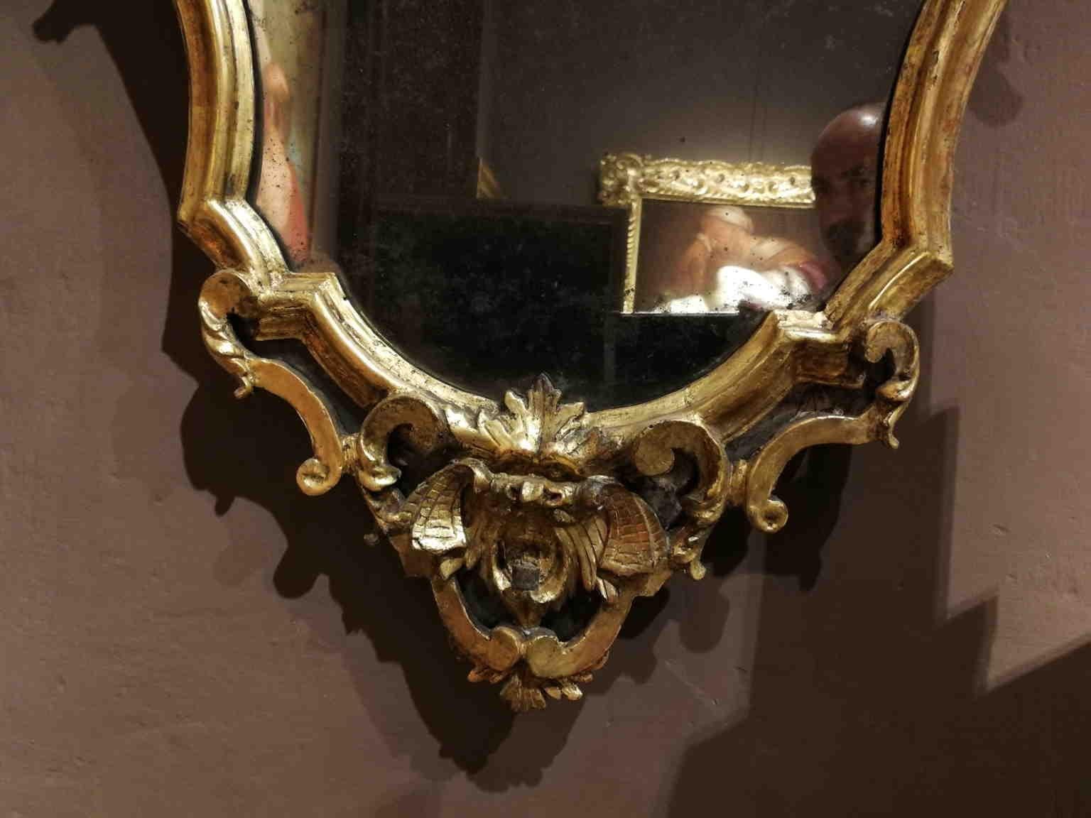 Coppia di specchi rococò toscane in legno dorato For Sale 7