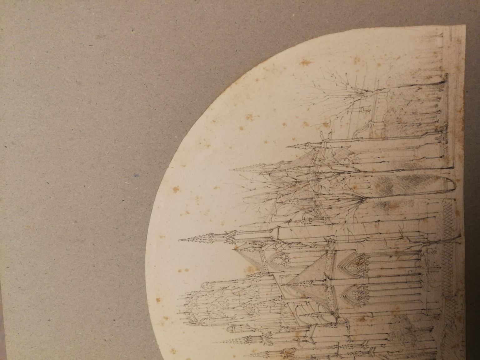 Este pequeño dibujo  (lápiz sobre papel, 23 x 19 cm) realizado sobre papel recortado en forma de luneta representa una vista desde la parte absidal de la iglesia abacial benedictina 