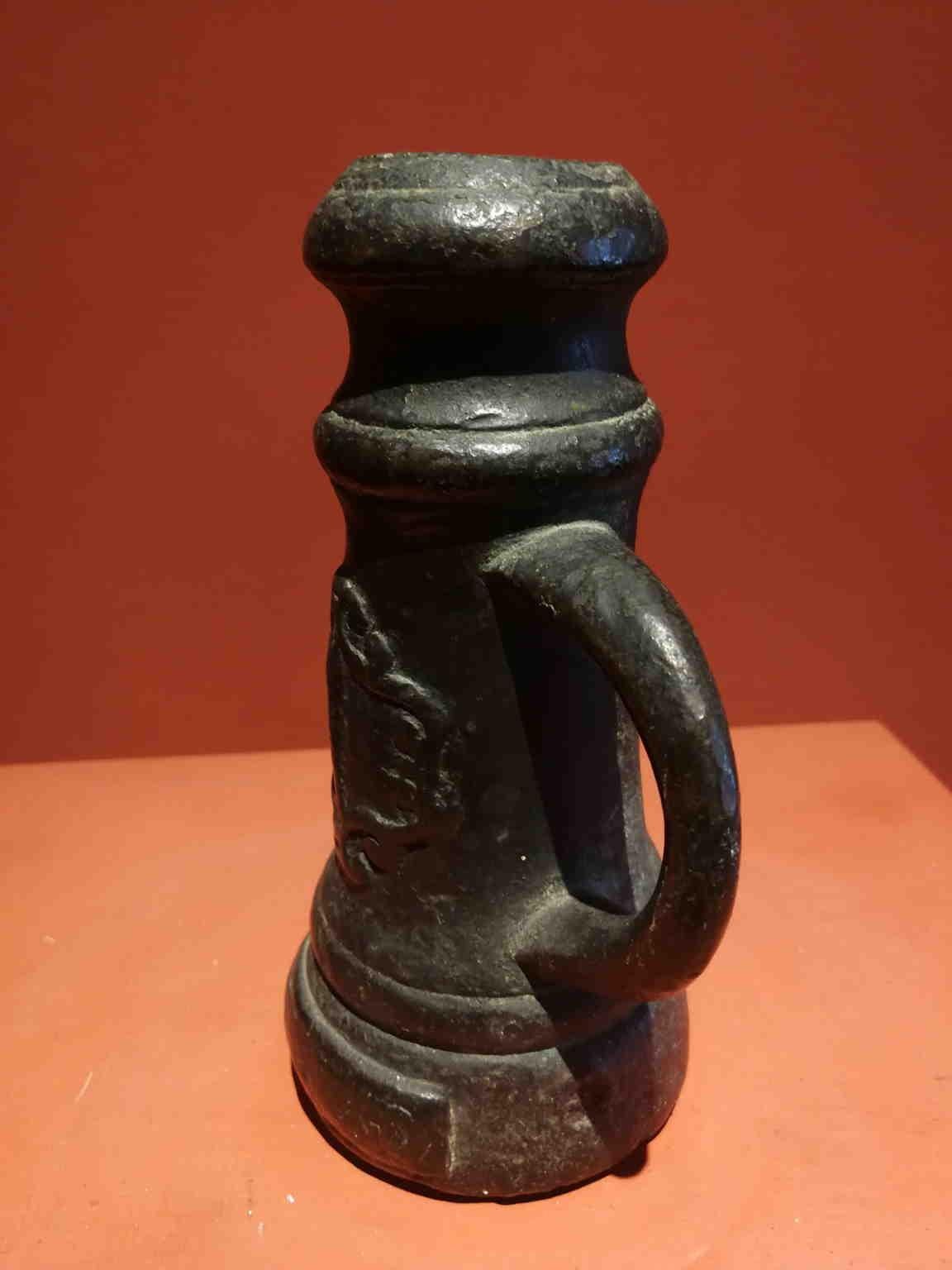 Decorated with a cartouche on which the family coat of arms was probably engraved, this interesting small bronze object is a 