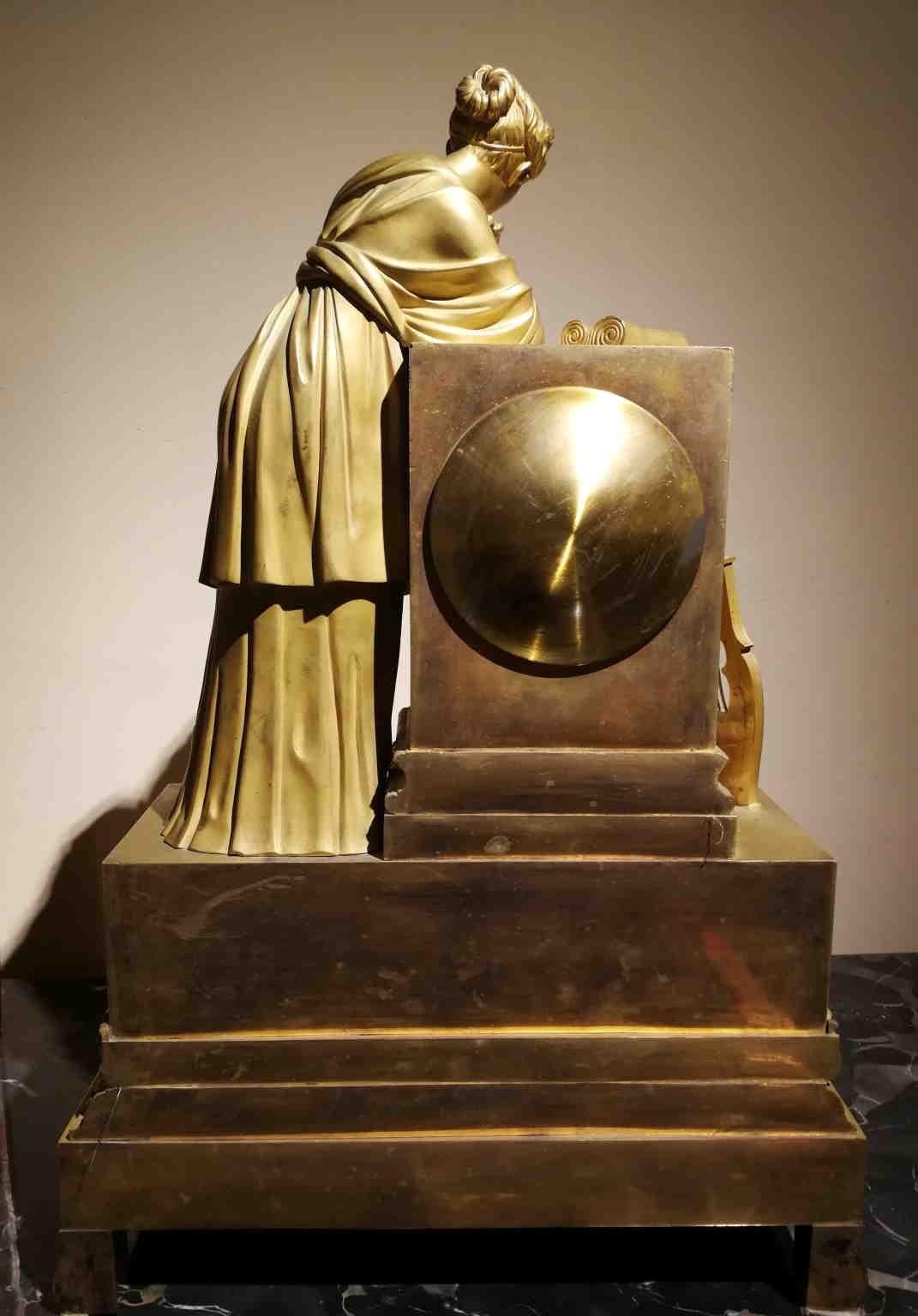 Orologio da tavolo francese svizzero neoclassico imperiale del XIX secolo For Sale 1