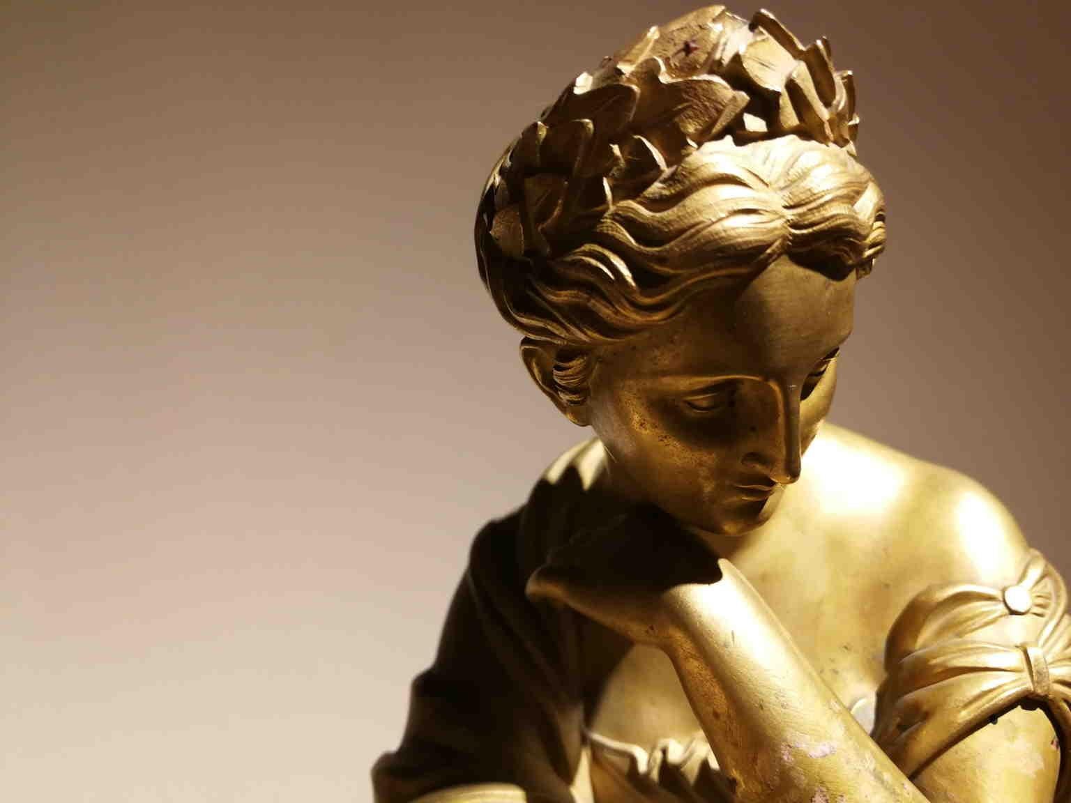 Orologio da tavolo francese svizzero neoclassico imperiale del XIX secolo For Sale 4