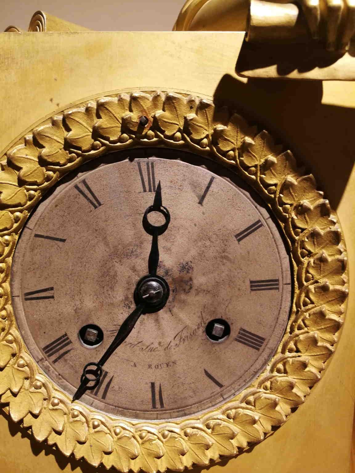 Orologio da tavolo francese svizzero neoclassico imperiale del XIX secolo For Sale 7