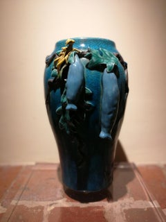 Jarrón de cerámica esmaltada azul figurativo floral sur de Italia siglo XX