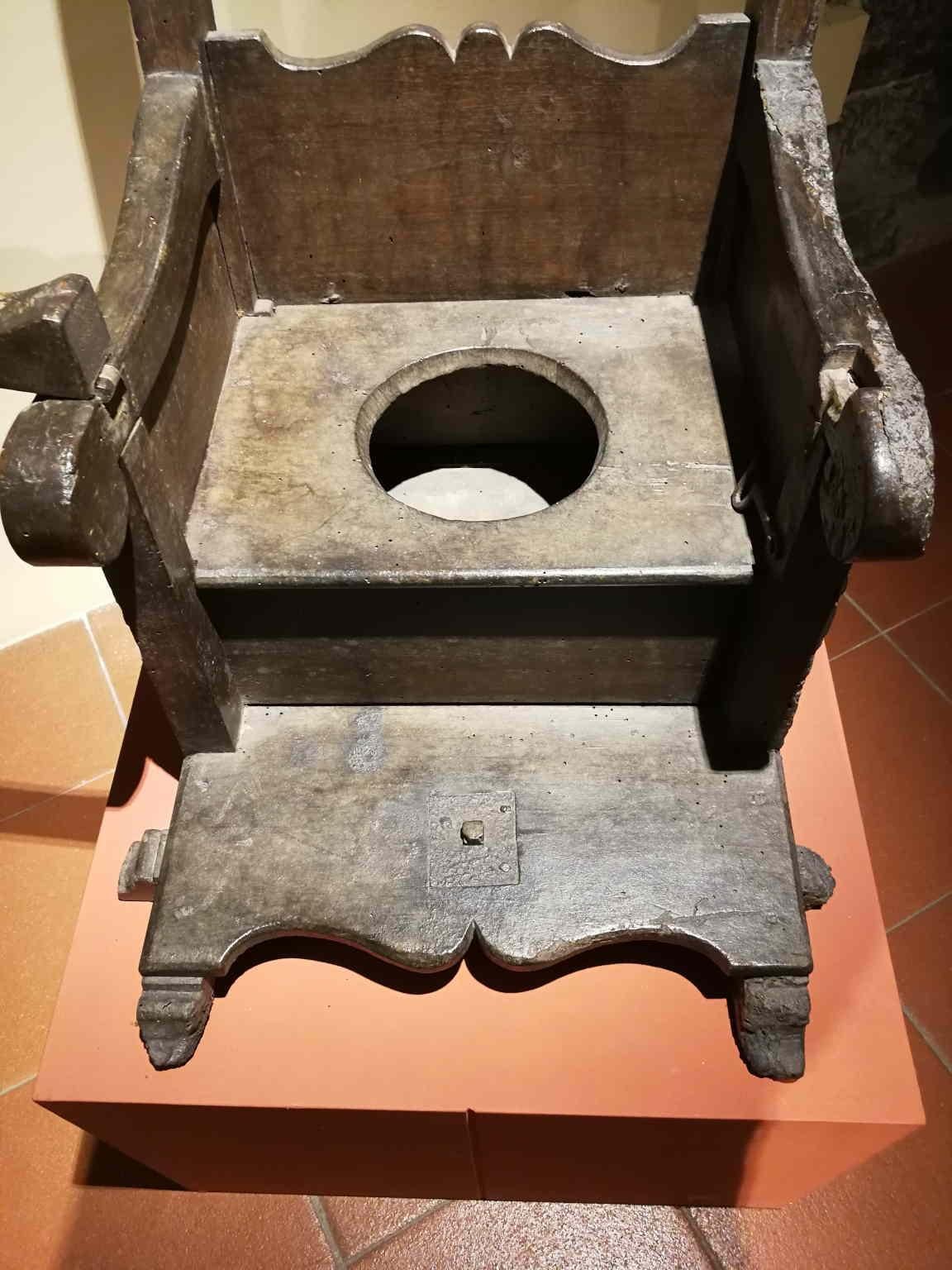 Florentine artisan Renaissance Baby Toilet Chair 1550s walnut wood For Sale 2