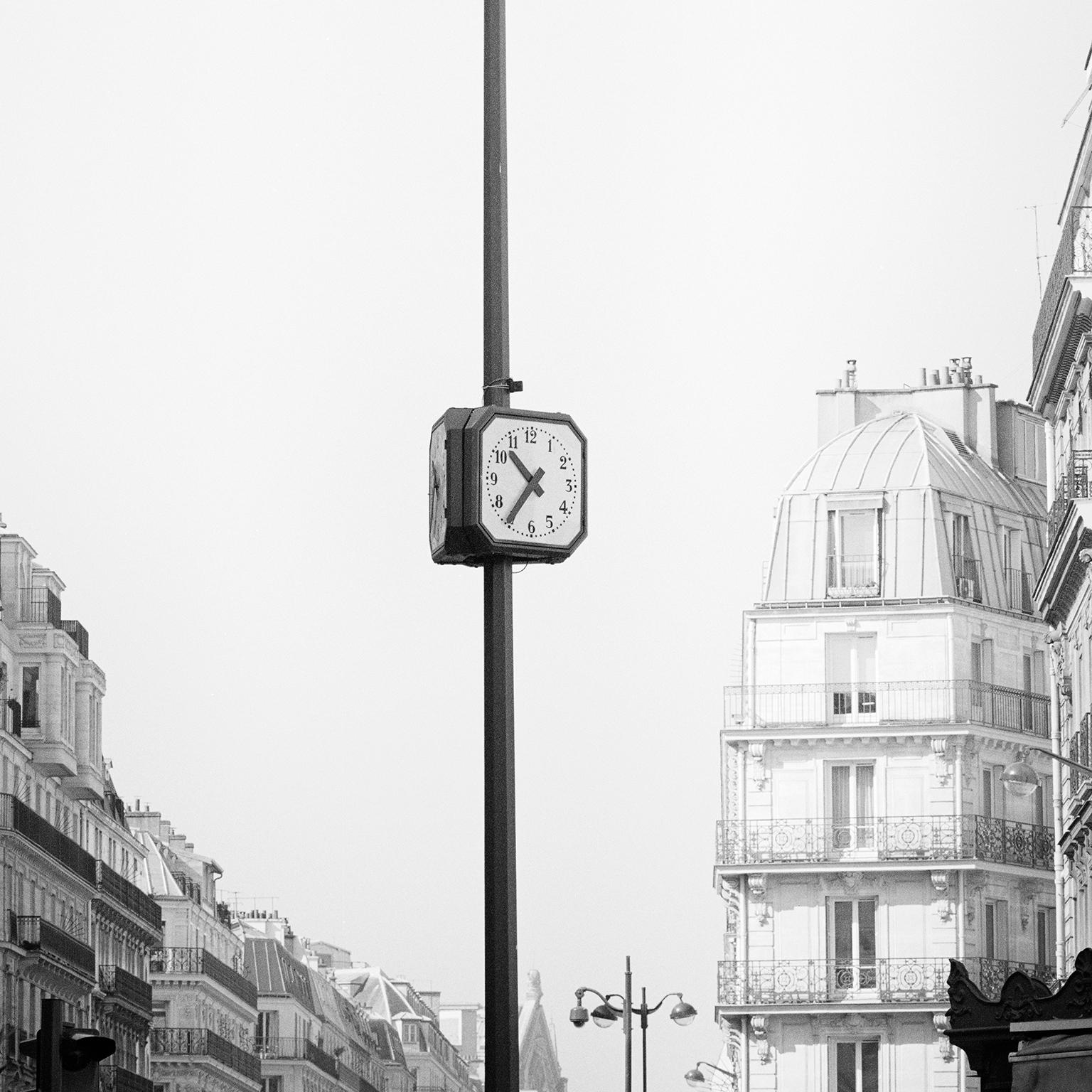 le Parisien, Paris, Frankreich, zeitgenössische Schwarz-Weiß-Fotografie, Landschaften – Photograph von Gerald Berghammer, Ina Forstinger