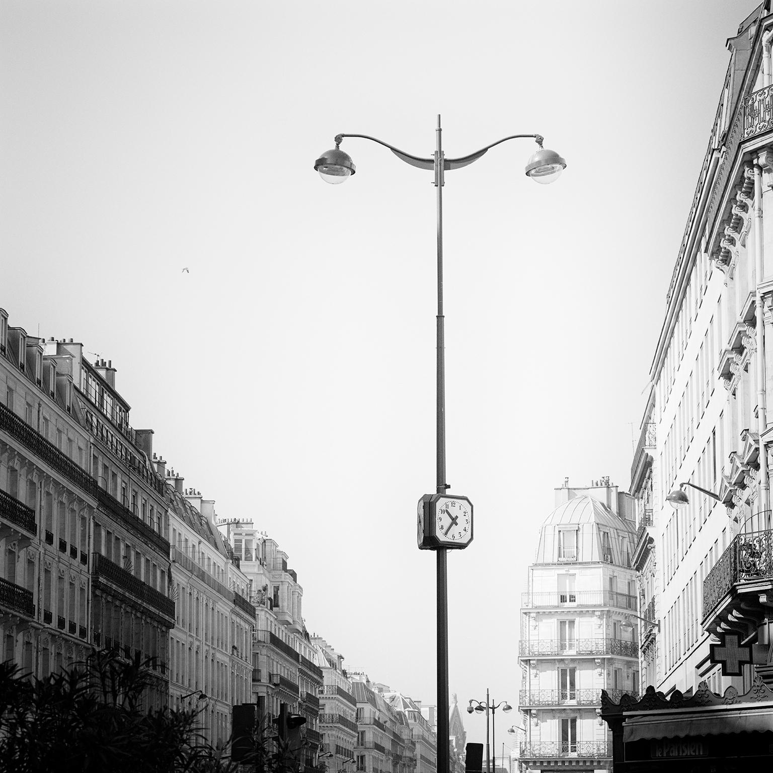 Gerald Berghammer, Ina Forstinger Landscape Photograph – le Parisien, Paris, Frankreich, zeitgenössische Schwarz-Weiß-Fotografie, Landschaften
