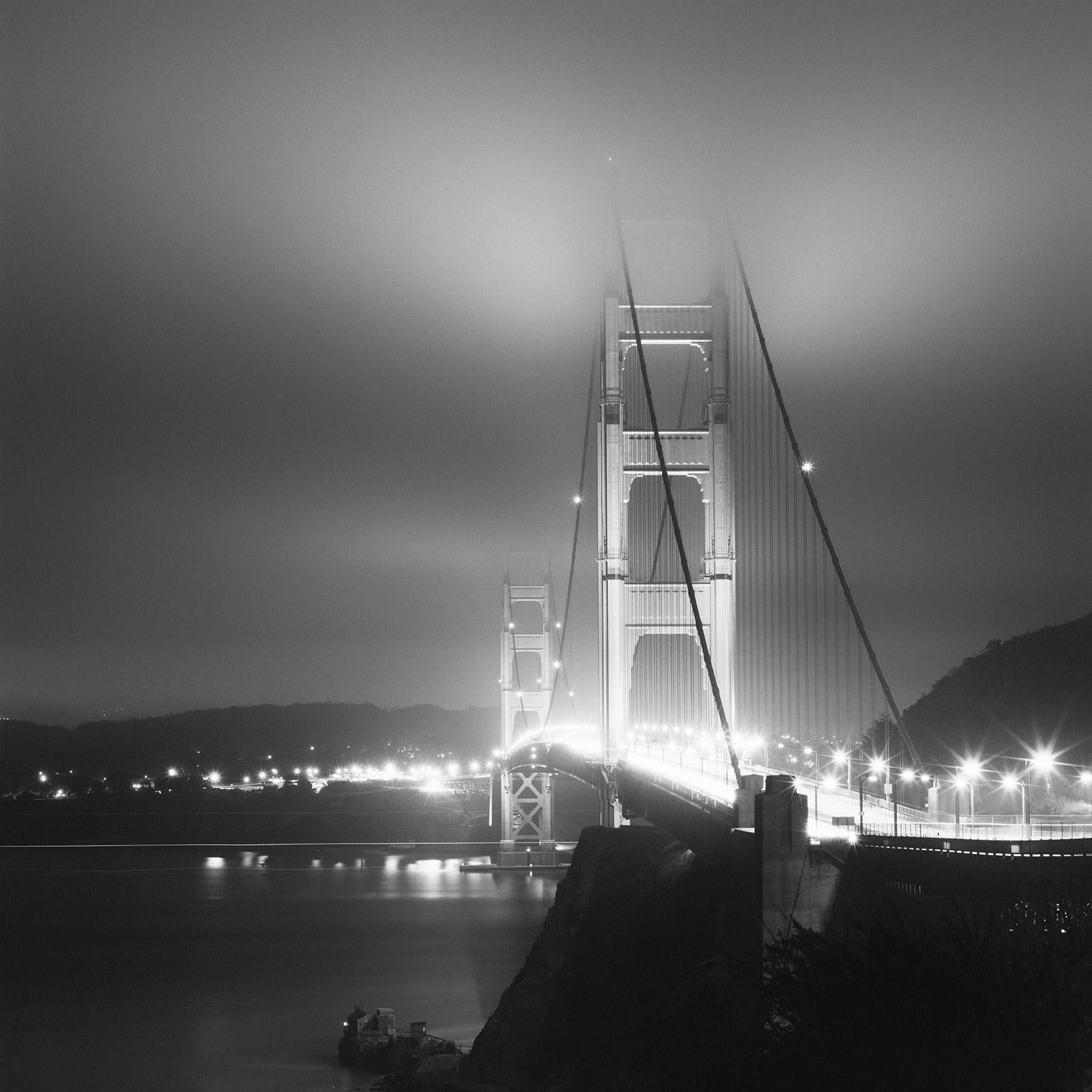 Gerald Berghammer Black and White Photograph – Golden Gate Bridge Night, San Francisco, Schwarz-Weiß-Fotografie, Landschaft