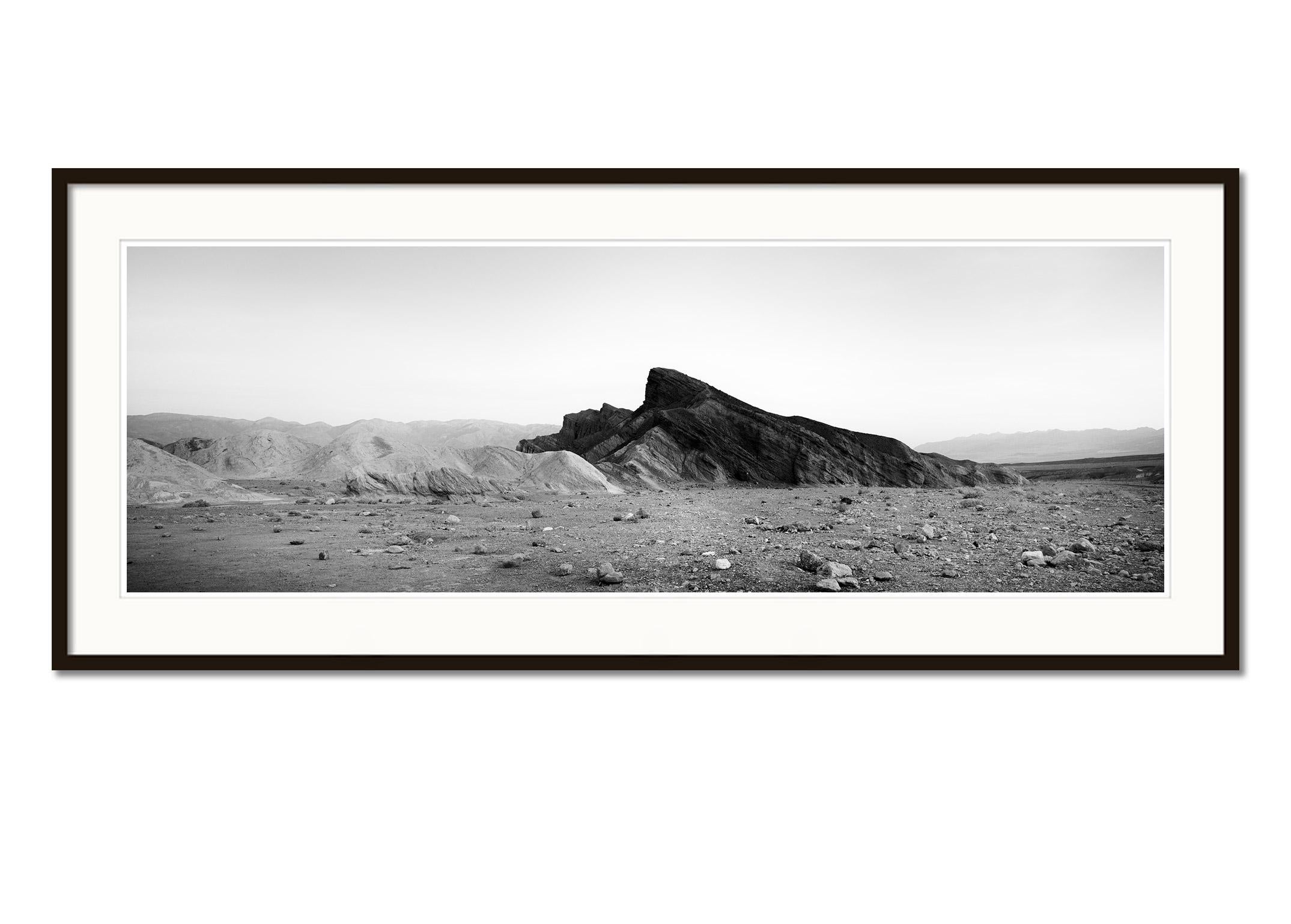 Black Rock, California Mountains, USA, photographie noir et blanc, paysage - Gris Black and White Photograph par Gerald Berghammer