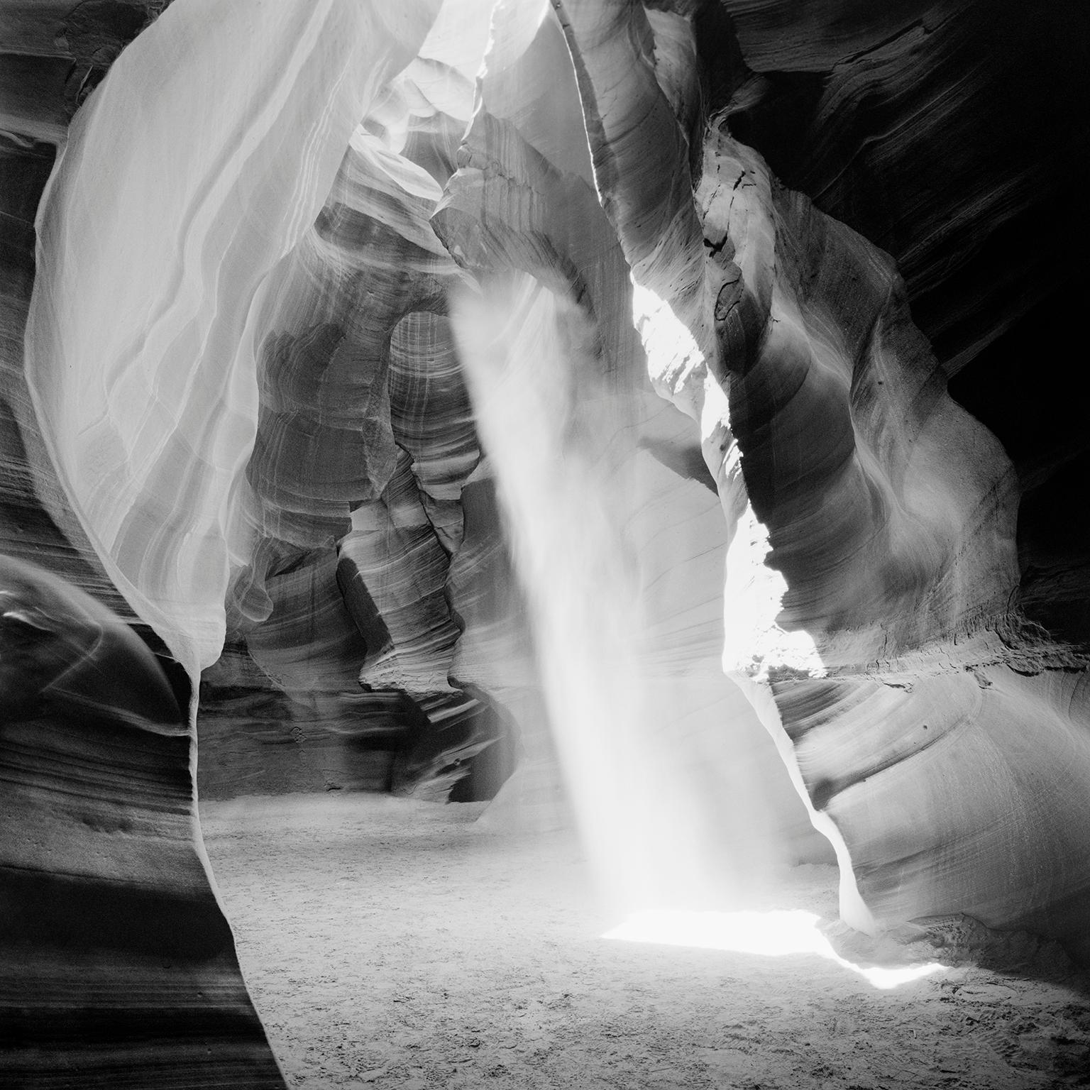 Gerald Berghammer Black and White Photograph – Antelope Canyon, Arizona, USA,  Schwarz-Weiß-Fotografie, Kunstlandschaft