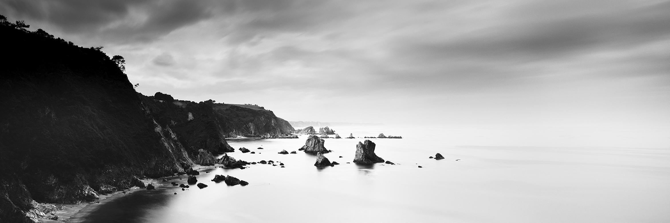 Gerald Berghammer Black and White Photograph – Stormy Coast Panorama, Spanien, zeitgenössische Schwarz-Weiß-Fotolandschaft