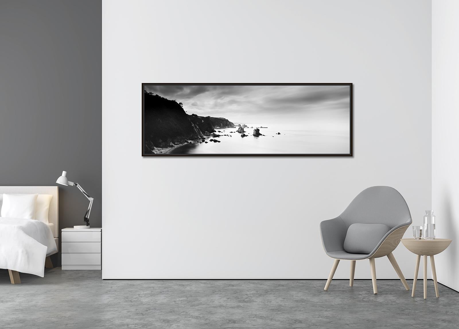 Stormy Coast Panorama, Spanien, zeitgenössische Schwarz-Weiß-Fotolandschaft (Zeitgenössisch), Photograph, von Gerald Berghammer