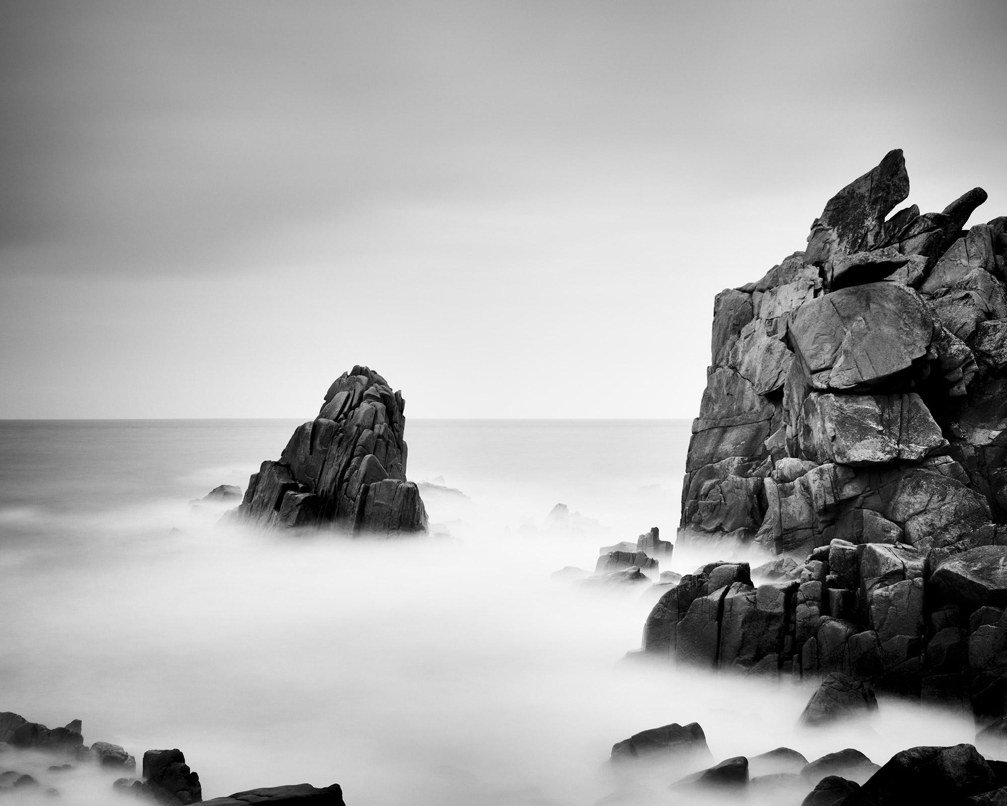 Rocky Stone Coast Frankreich Langzeitbelichtung schwarz-weiß Wasserlandschaft Kunstfotografie