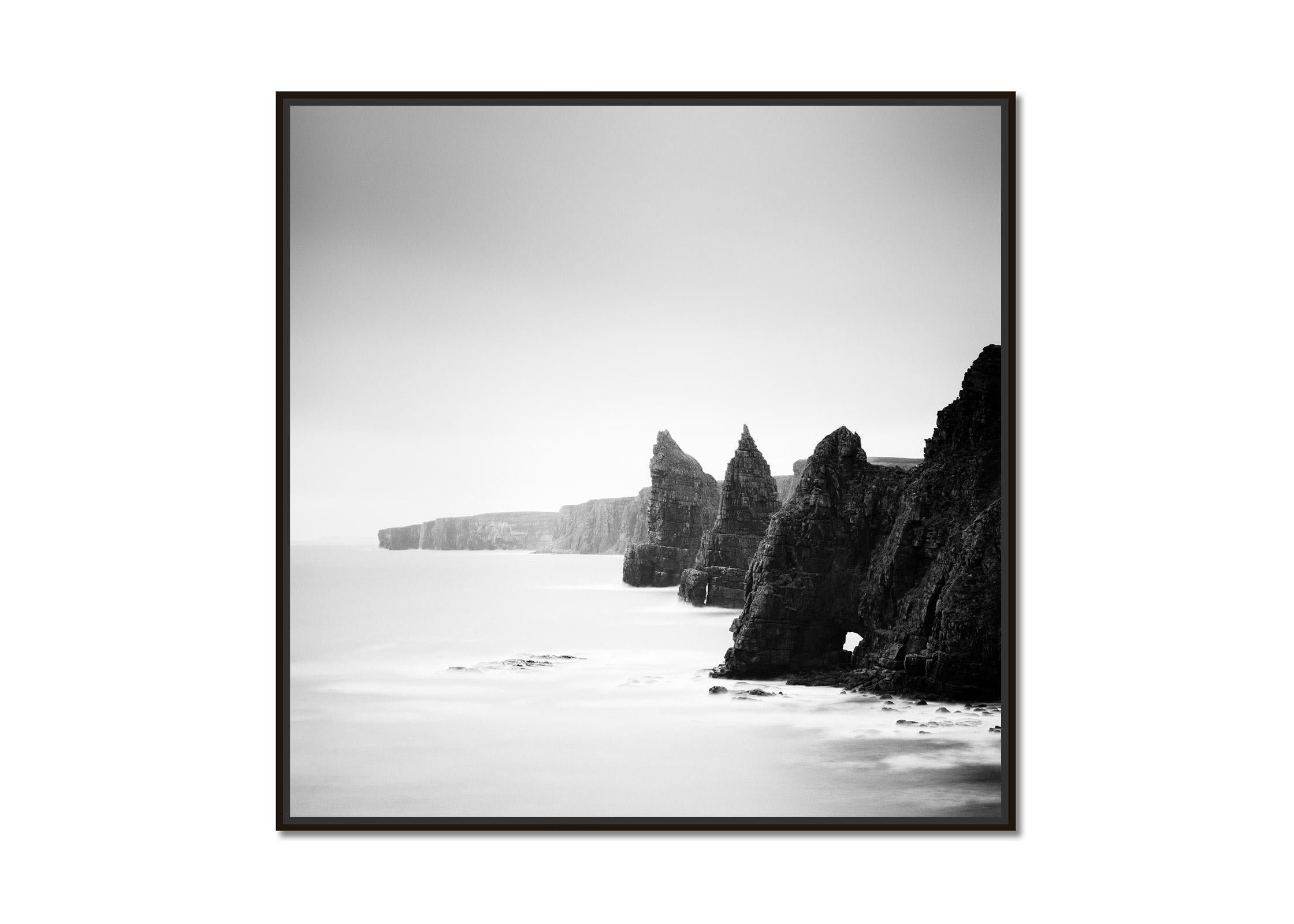 Duncansby Stacks Schwarz-Weiß-Wasserlandschaftsfotografie an der schottischen Küste – Photograph von Gerald Berghammer