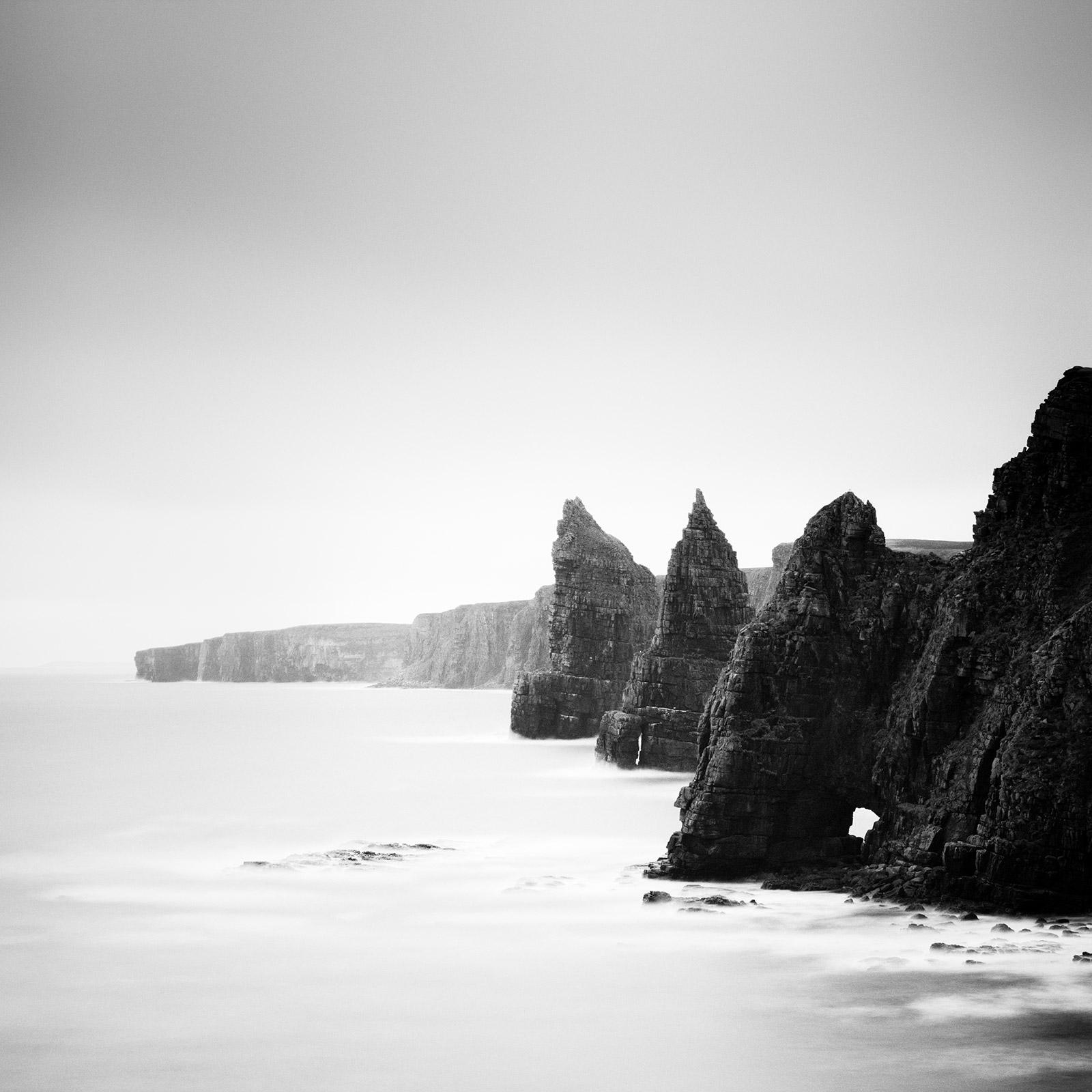 Gerald Berghammer Landscape Photograph – Duncansby Stacks Schwarz-Weiß-Wasserlandschaftsfotografie an der schottischen Küste