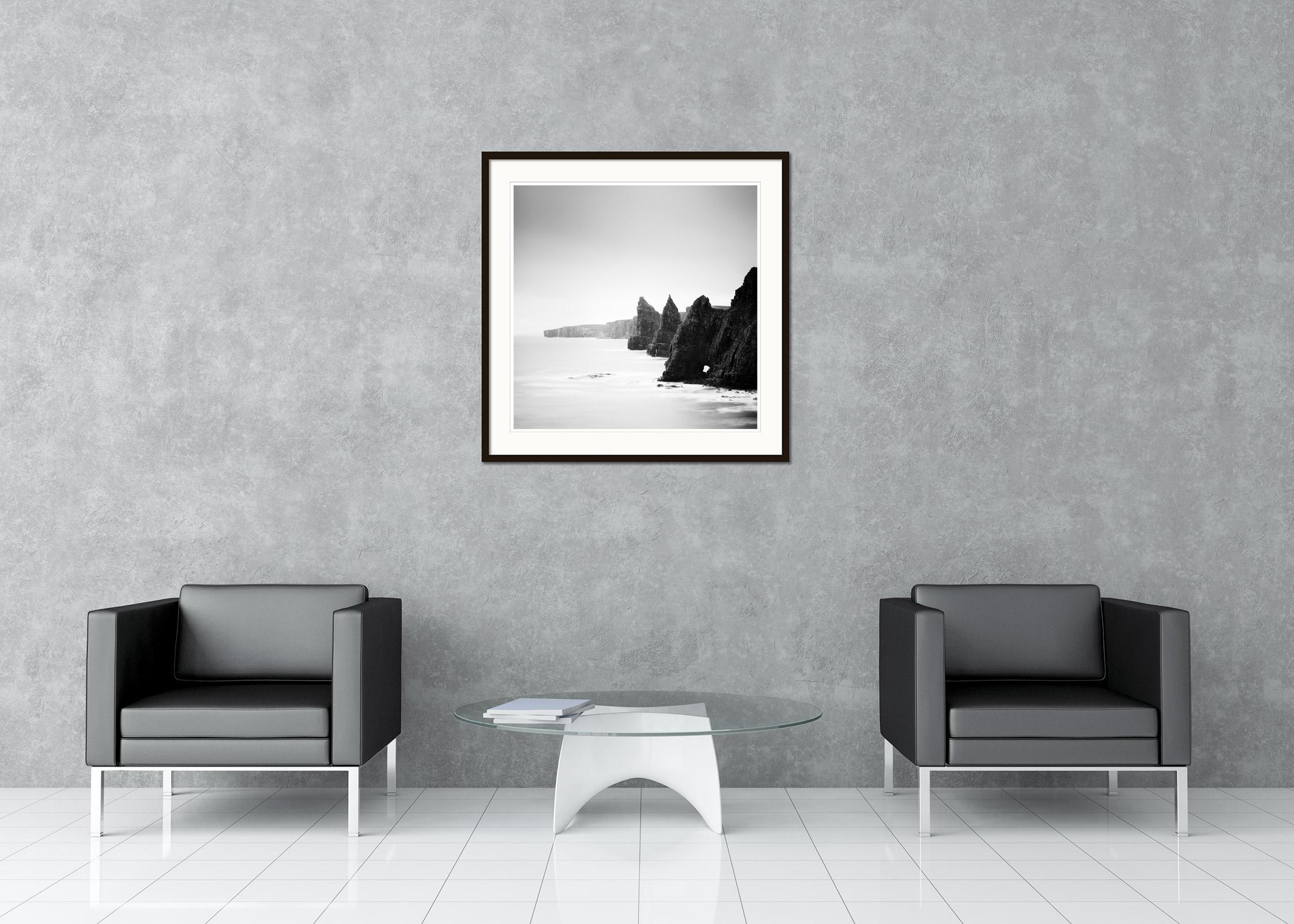 Black and White Fine Art Landschaftsfotografie - Duncansby Stacks - Schottlands wilde Küsten mit den einzigartigen Klippen. Pigmenttintendruck, Auflage 9, signiert, betitelt, datiert und nummeriert vom Künstler. Mit Echtheitszertifikat. Bedruckt mit