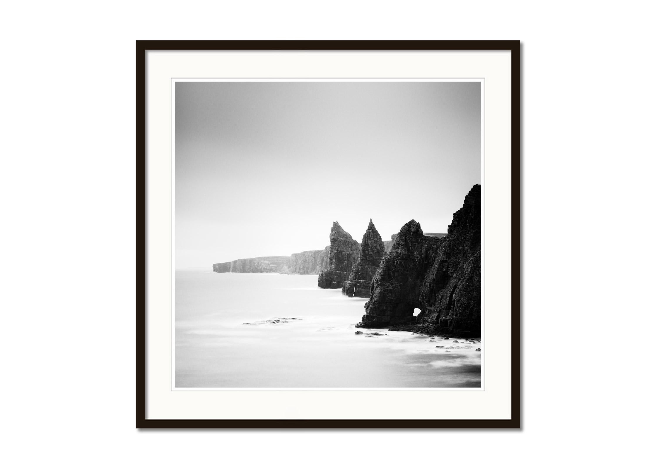 Duncansby Stacks Schwarz-Weiß-Wasserlandschaftsfotografie an der schottischen Küste (Grau), Landscape Photograph, von Gerald Berghammer