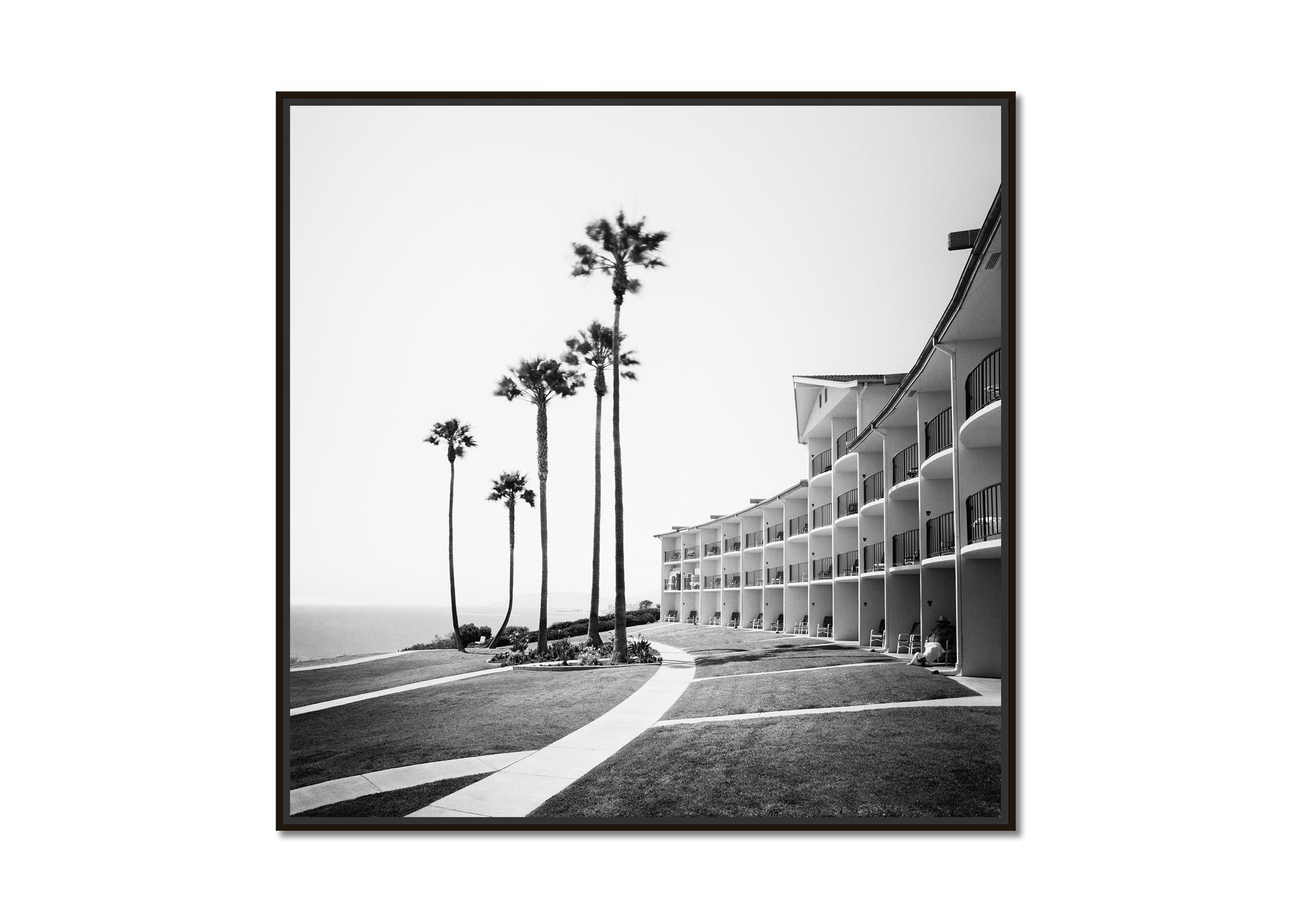 Palms Motel, Santa Barbara, USA, photographie noir et blanc, fine art landscape - Photograph de Gerald Berghammer