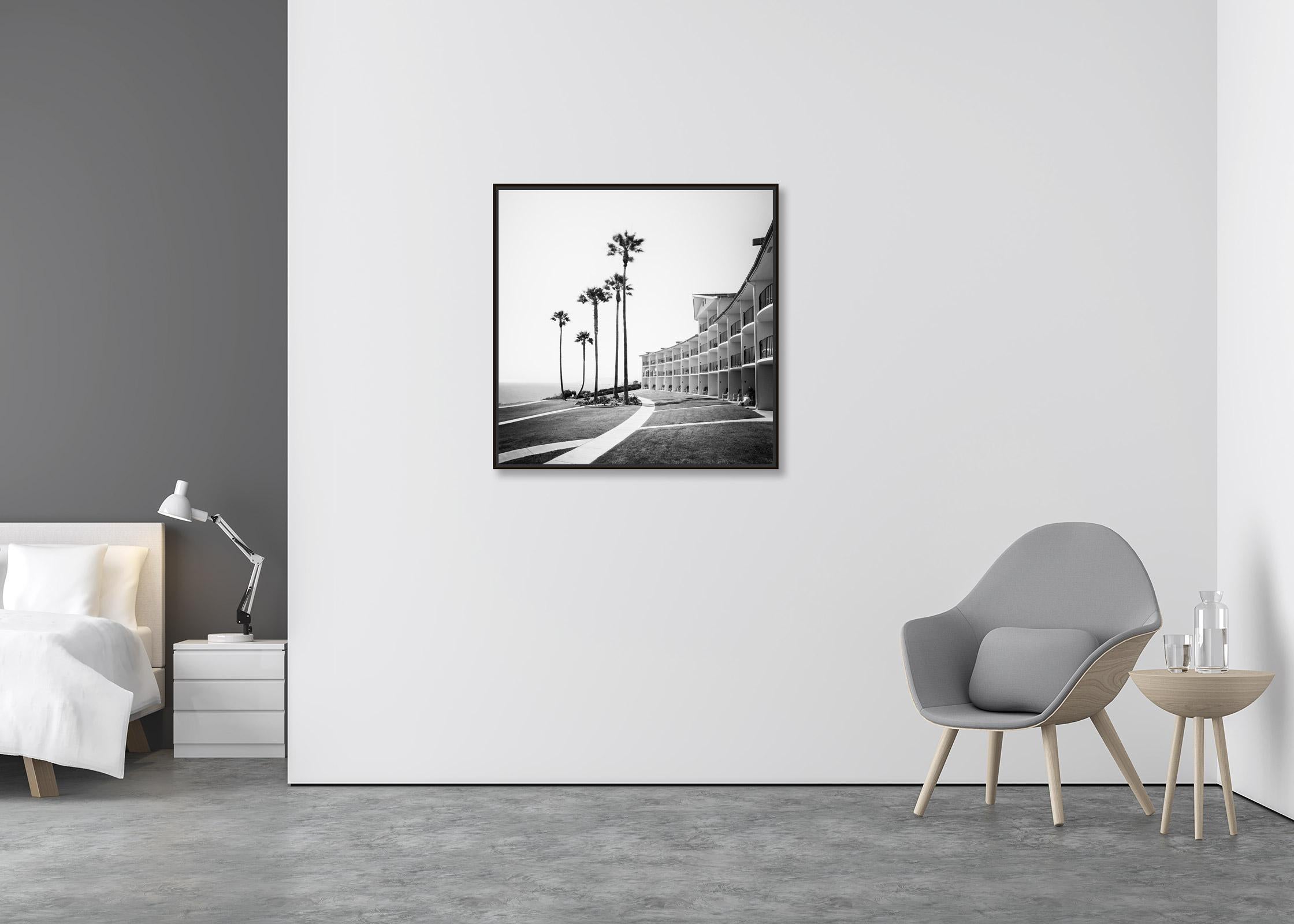 Palms Motel, Santa Barbara, USA, photographie noir et blanc, fine art landscape - Contemporain Photograph par Gerald Berghammer
