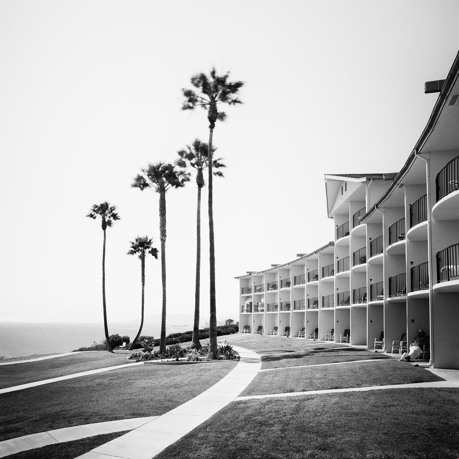 Gerald Berghammer Black and White Photograph – Palms Motel, Santa Barbara, USA, Schwarz-Weiß-Fotografie, Kunstlandschaft