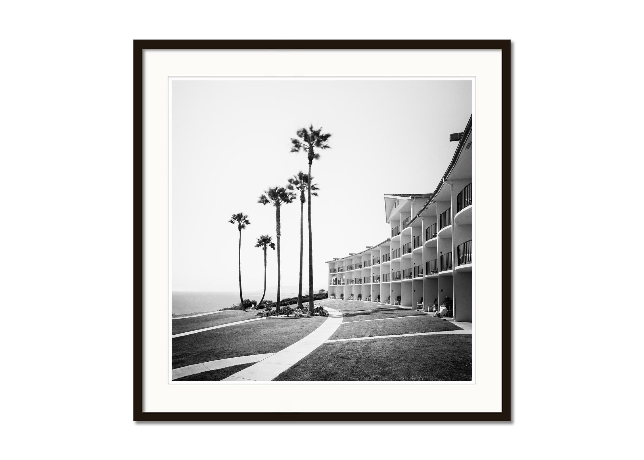 Palms Motel, Santa Barbara, USA, photographie noir et blanc, fine art landscape - Gris Black and White Photograph par Gerald Berghammer