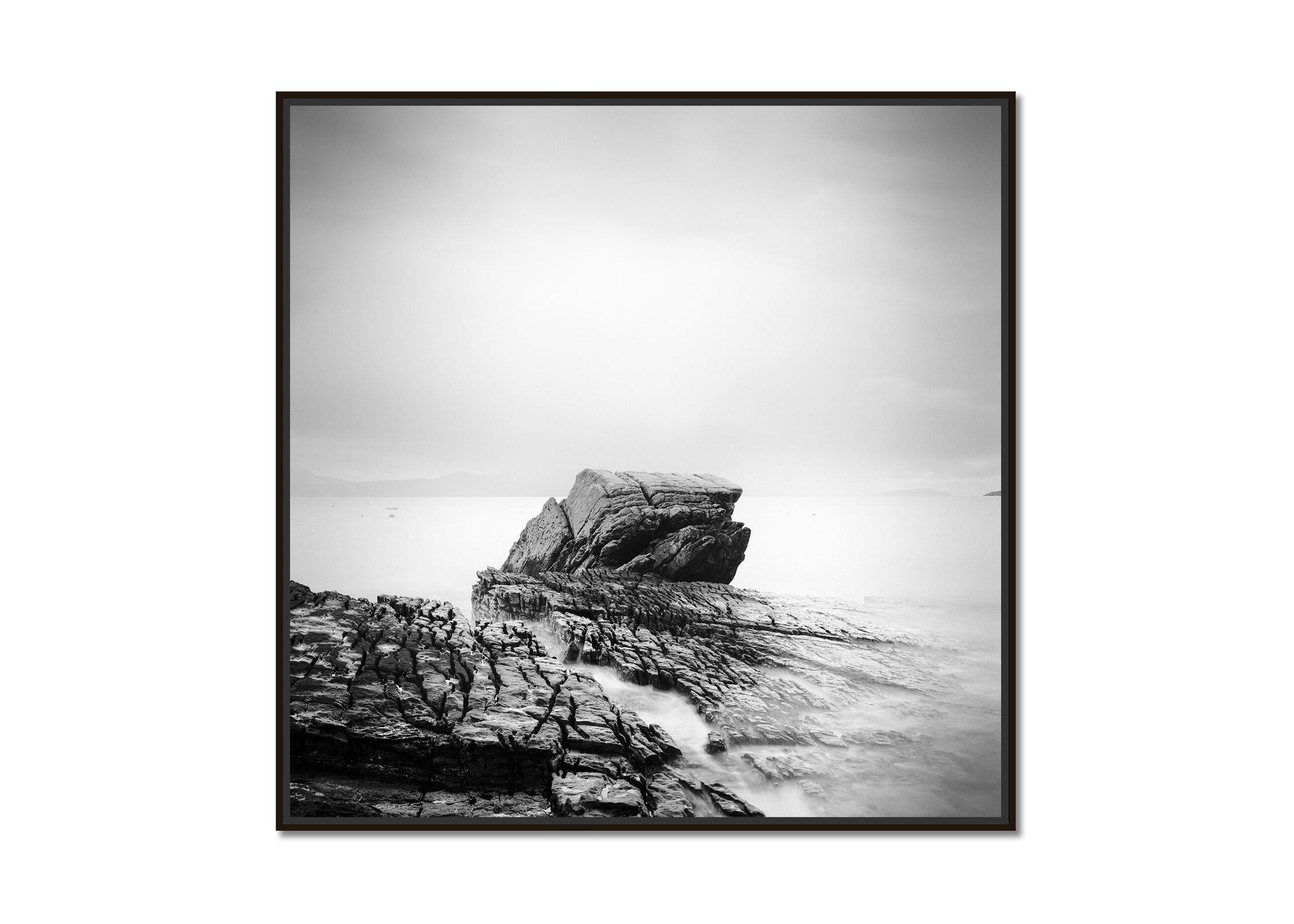 Fissured Rock, schottische Küste, Isle of Sky, minimalistische schwarz-weiße Landschaft – Photograph von Gerald Berghammer