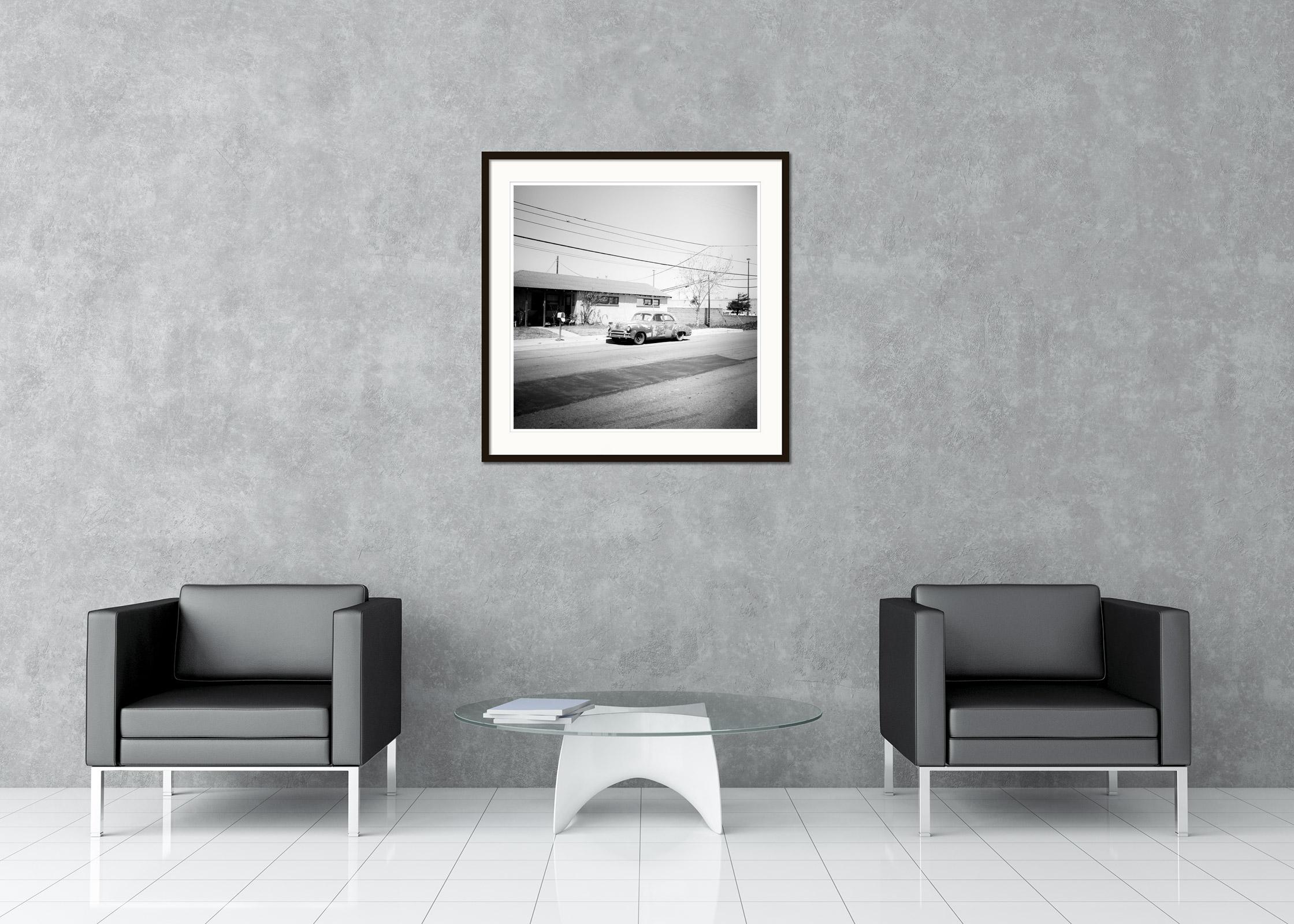 House 285, Old Car, Arizona, USA, black and white photography, landscape - Contemporary Photograph by Gerald Berghammer