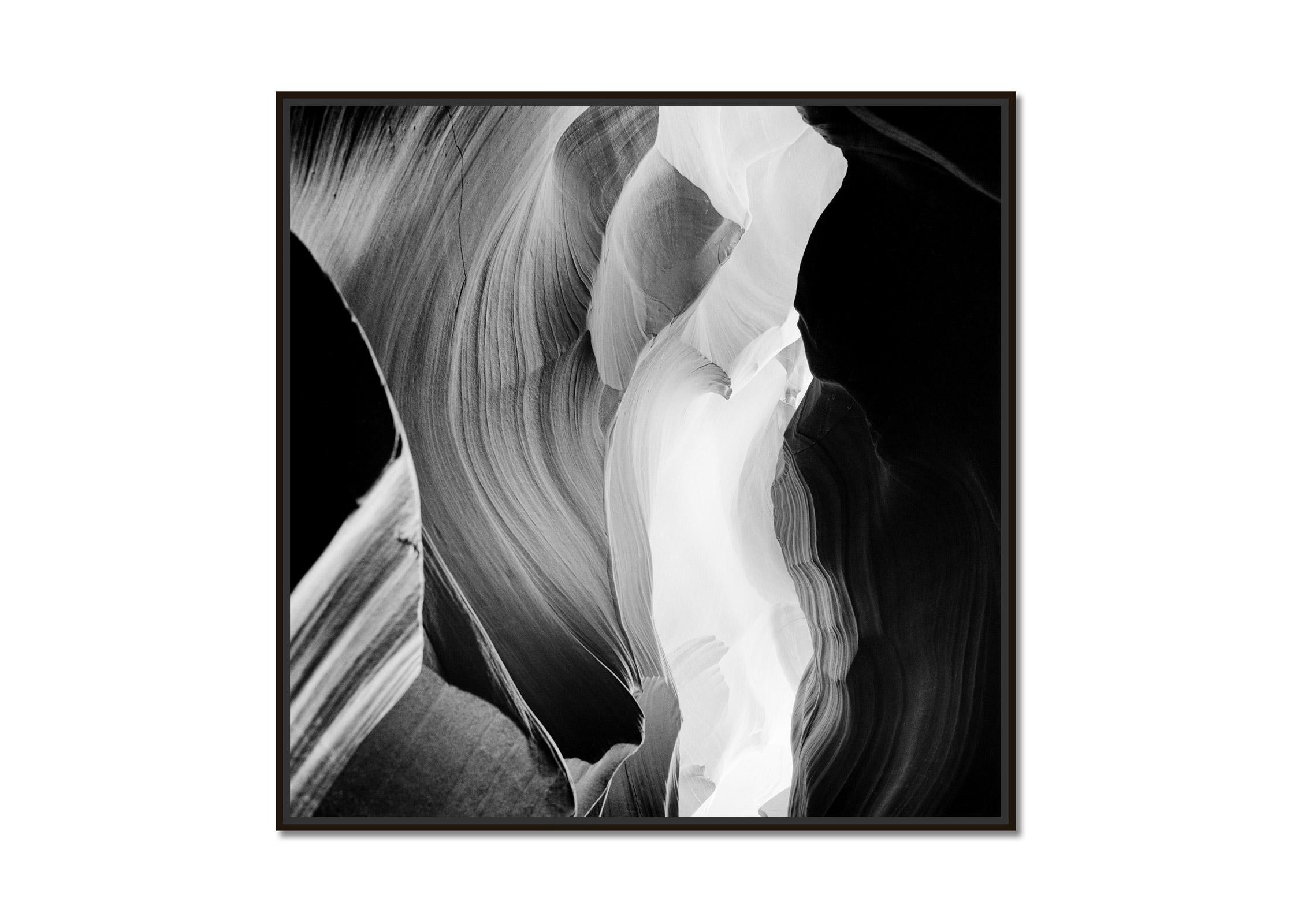 Antelope Canyon, Arizona, USA, Schwarz-Weiß- großformatige Fotografie, Medium – Photograph von Gerald Berghammer