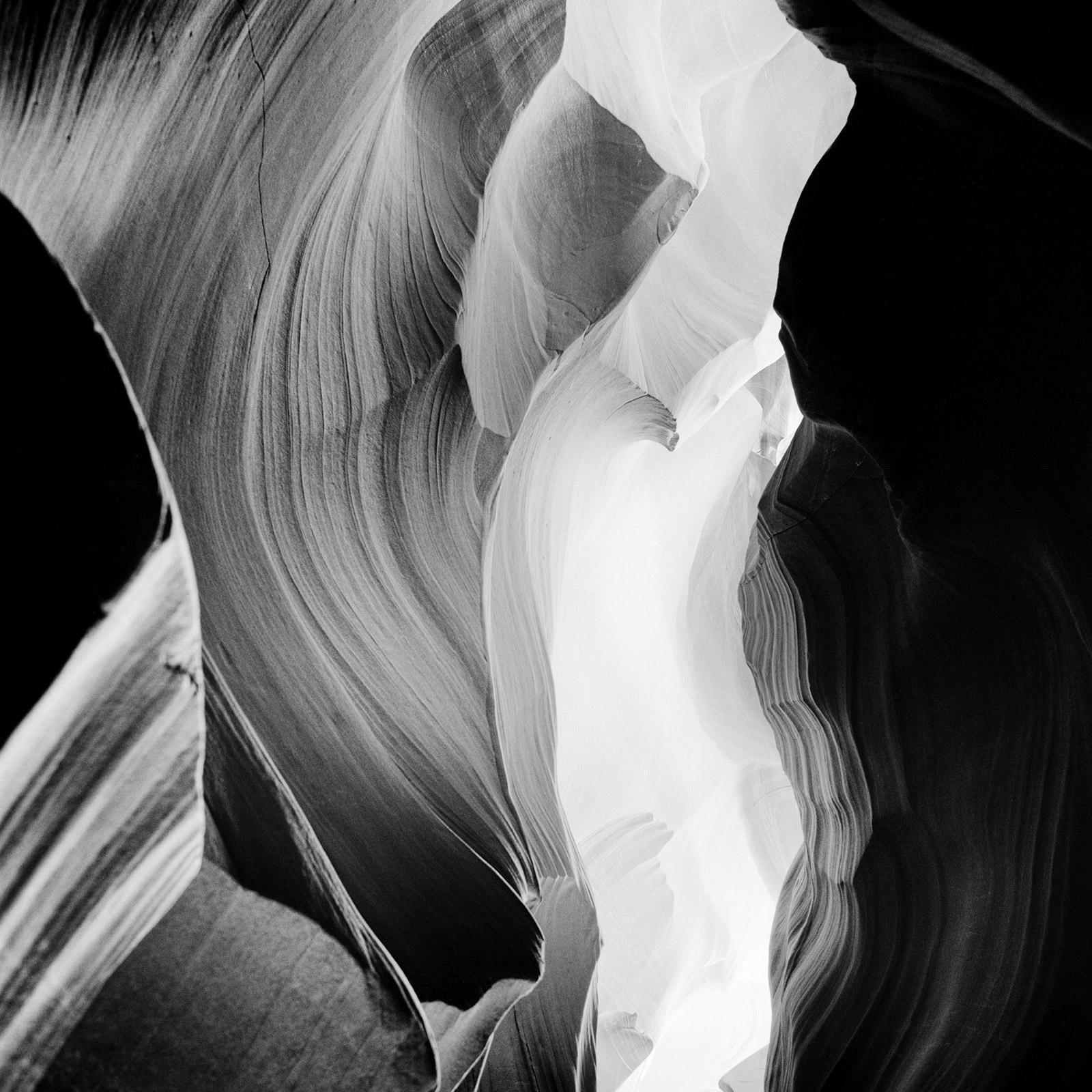 Gerald Berghammer Black and White Photograph – Antelope Canyon, Arizona, USA, Schwarz-Weiß- großformatige Fotografie, Medium