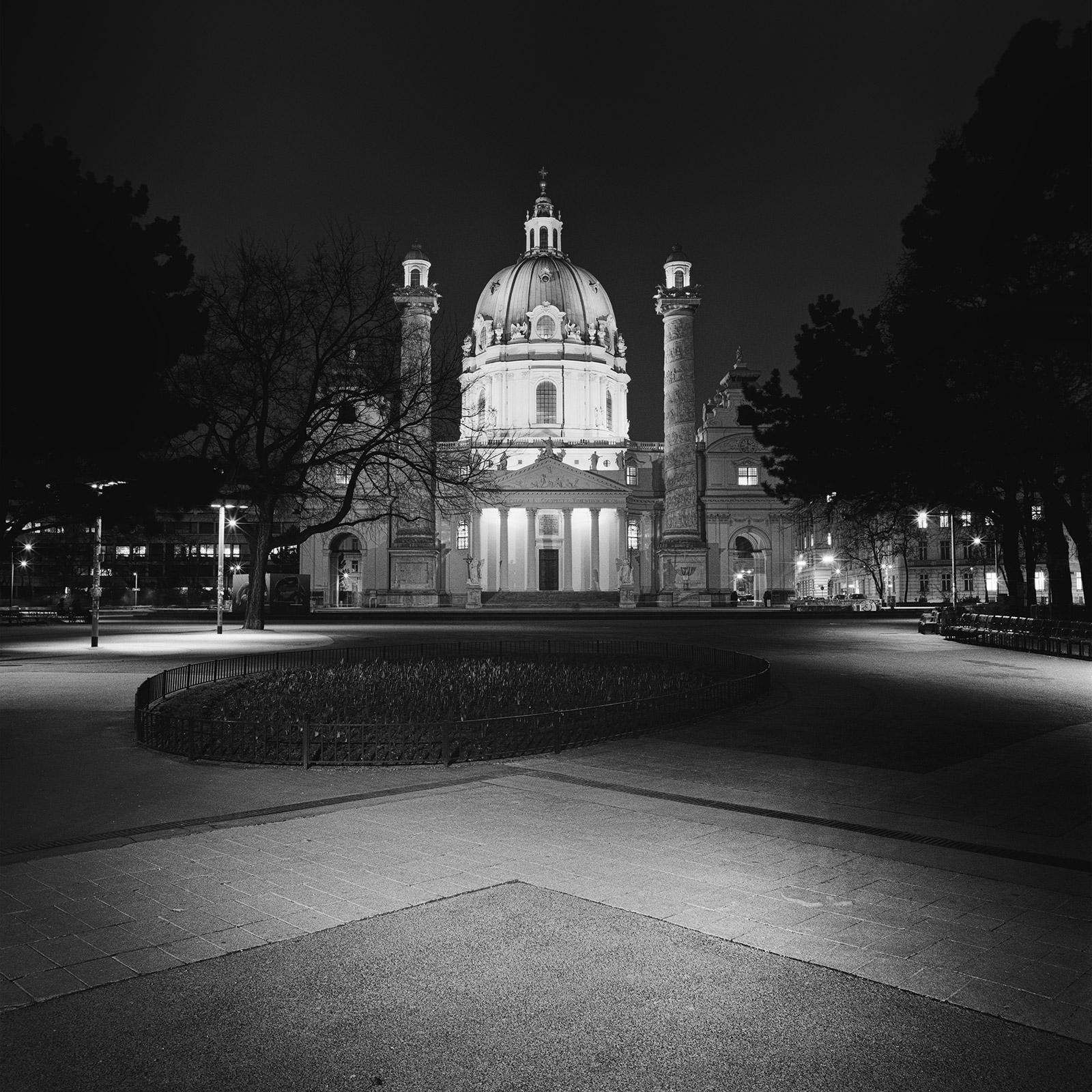 La nuit de la Wiener Karlskirche, Vienne, photographie en noir et blanc, paysage