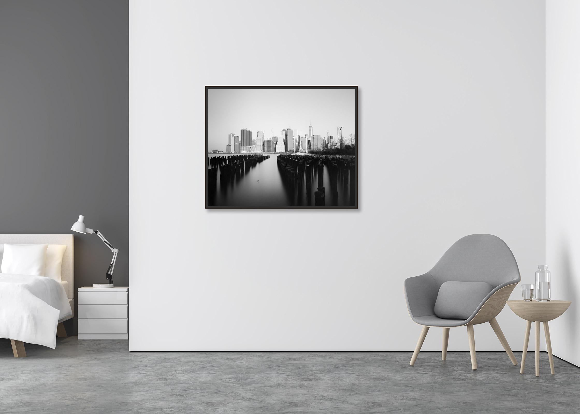 Horizonte de Manhattan, Nueva York, fotografía en blanco y negro, edición limitada - Photograph Contemporáneo de Gerald Berghammer