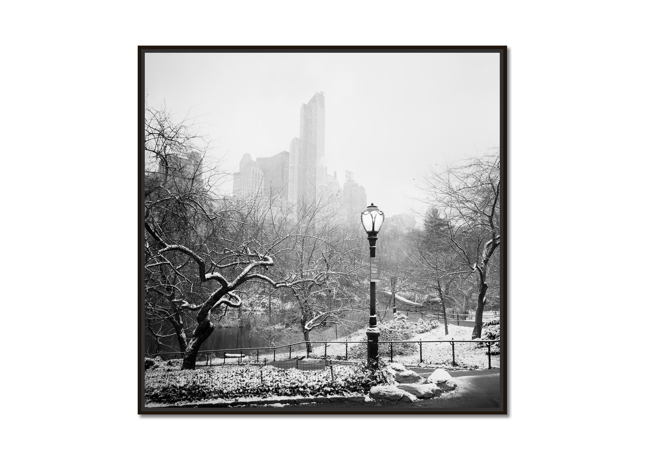 Schnee bedeckter Central Park, New York City, Schwarz-Weiß-Fotografie, Landschaft – Photograph von Gerald Berghammer