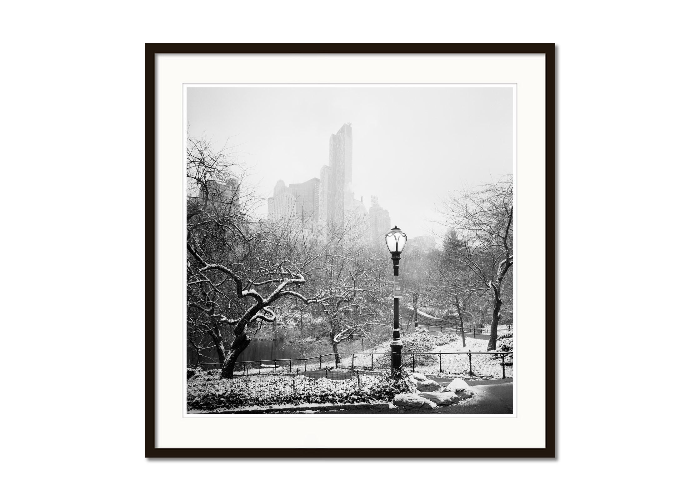 Schnee bedeckter Central Park, New York City, Schwarz-Weiß-Fotografie, Landschaft (Grau), Black and White Photograph, von Gerald Berghammer