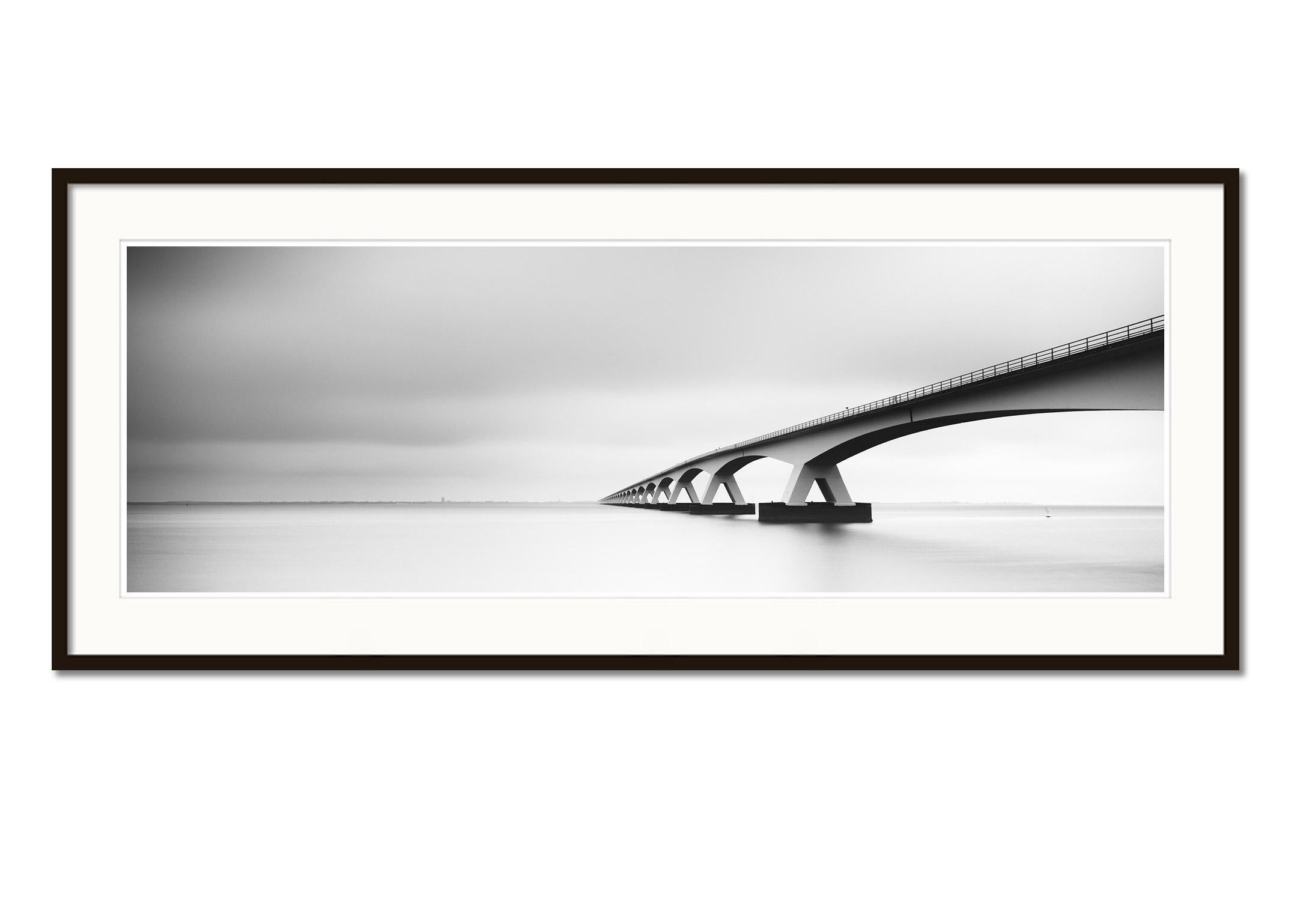 Bridge Panorama, Zeeland, Niederlande, Schwarz-Weiß-Landschaftsfotografie (Grau), Landscape Photograph, von Gerald Berghammer
