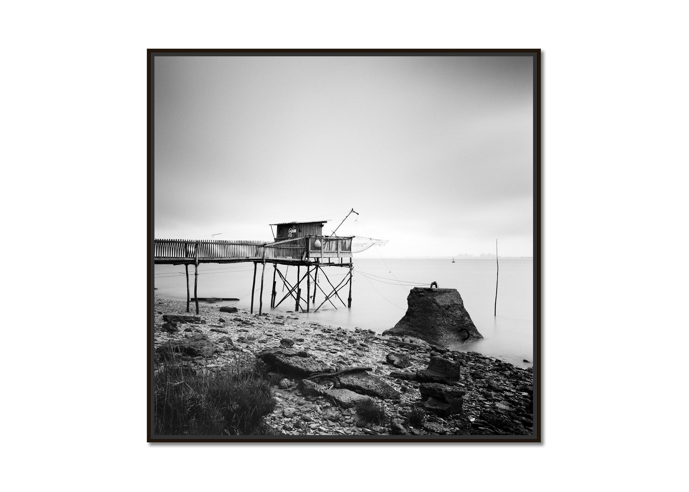 Stilt Haus, Fischen, Muschelfisch, Frankreich, Schwarz-Weiß-Fotografie-Landschaft – Photograph von Gerald Berghammer