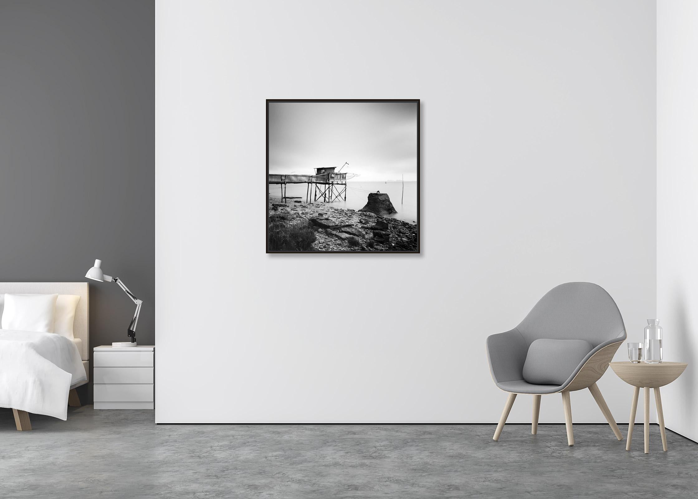 Stilt Haus, Fischen, Muschelfisch, Frankreich, Schwarz-Weiß-Fotografie-Landschaft (Zeitgenössisch), Photograph, von Gerald Berghammer