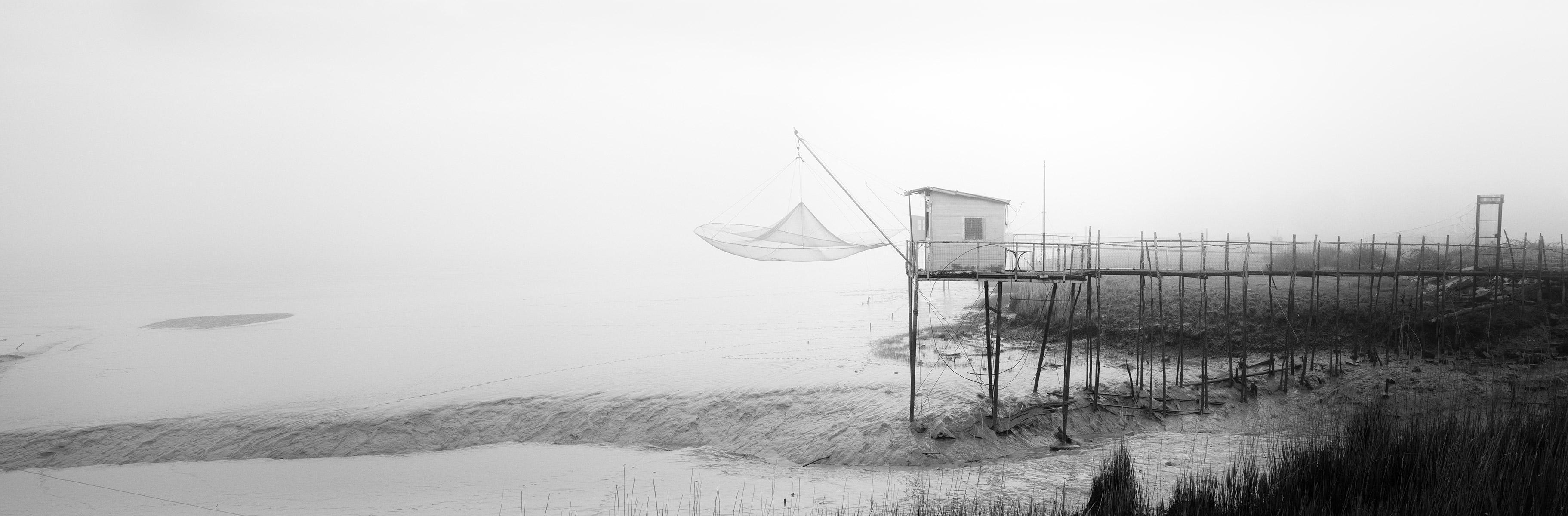 Foggy Stilt House Panorama, France, photographie d'art en noir et blanc, paysage