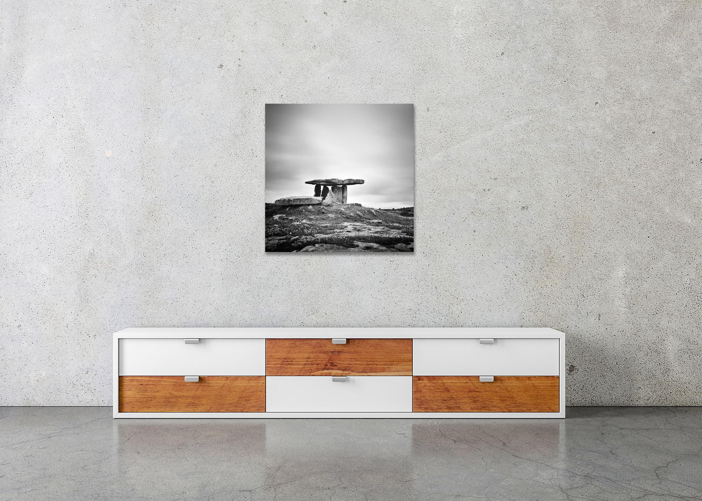 Irischer megalithic Tomb, Irland, Schwarz-Weiß-Fotografienlandschaft, limitiert im Angebot 2